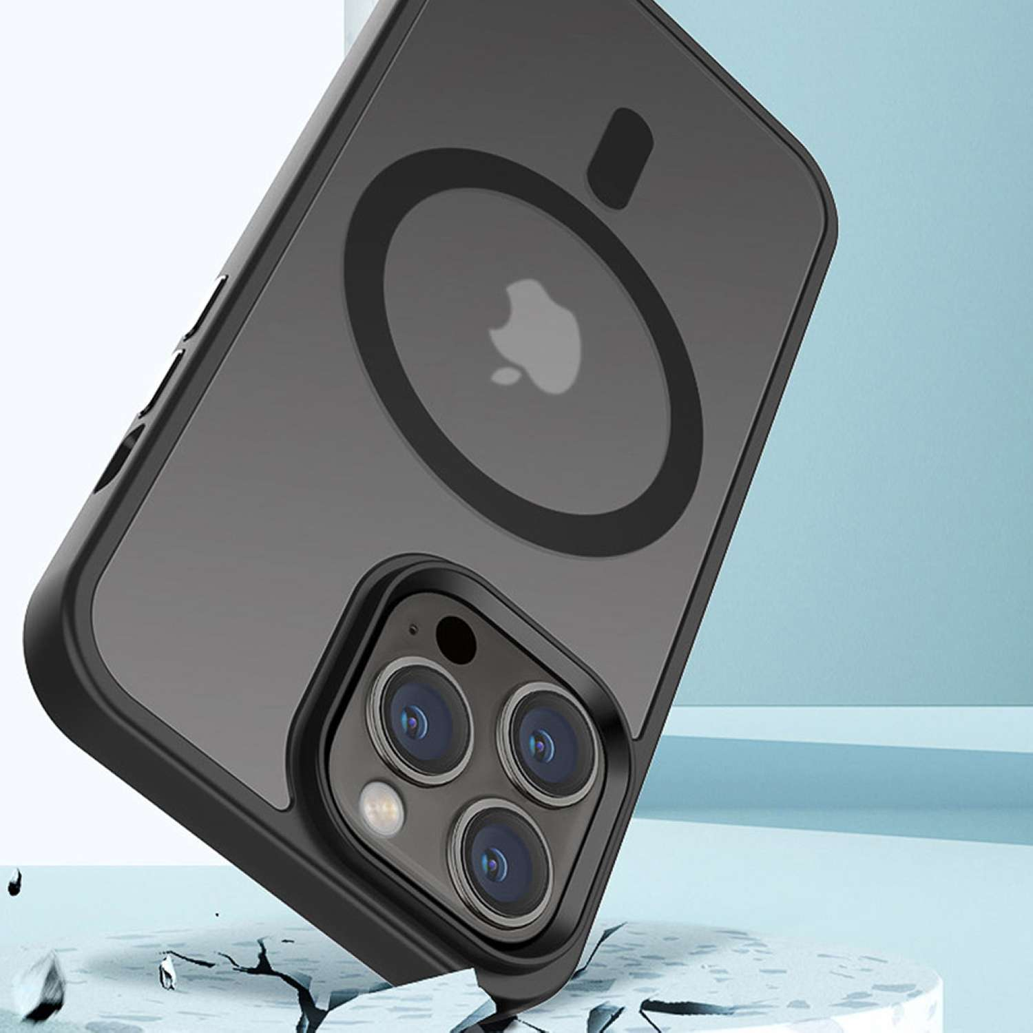 Custodia per telefono nera con logo Apple. Mostra la fotocamera. Custodia su sfondo blu e crepato.