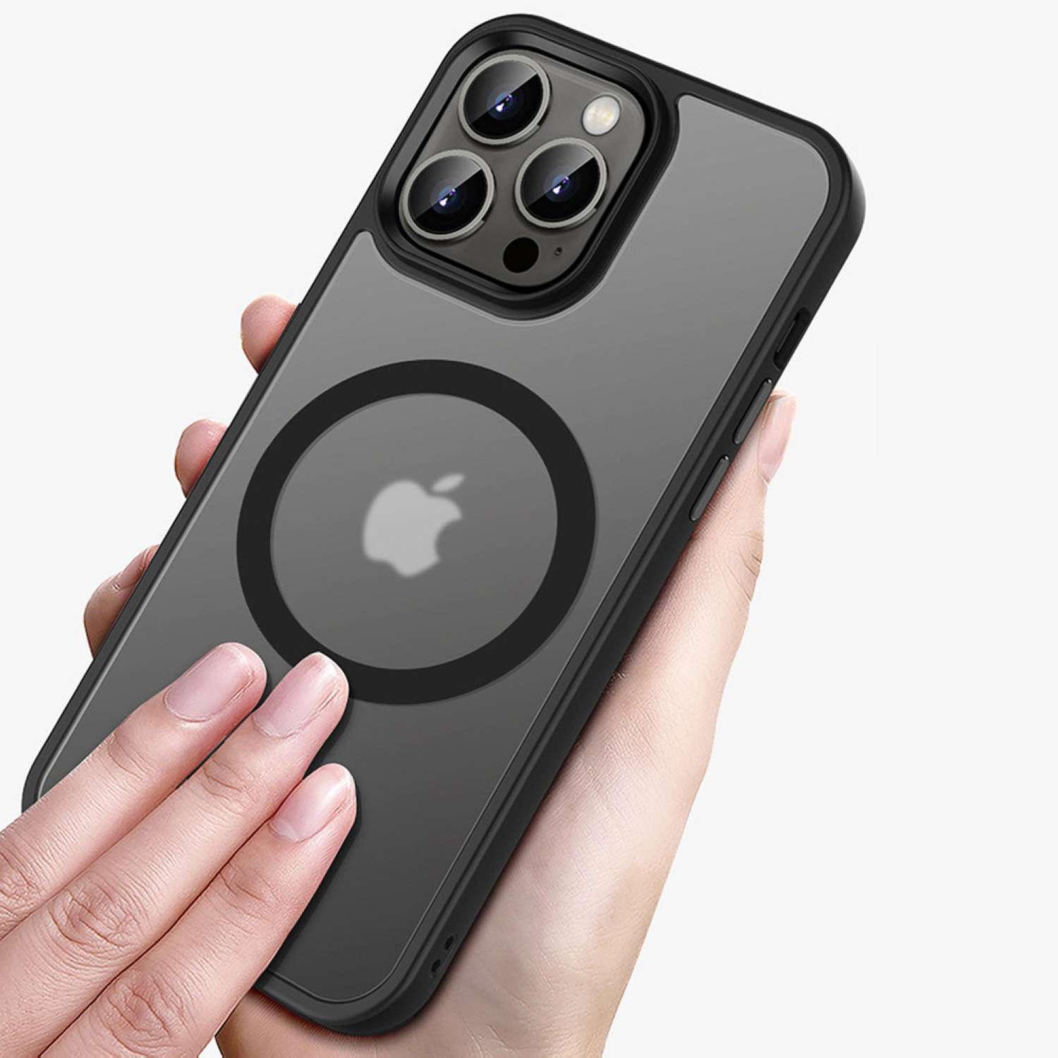 Mano che tiene una custodia nera con retro trasparente, logo Apple. Bordo nero e zona fotocamera.