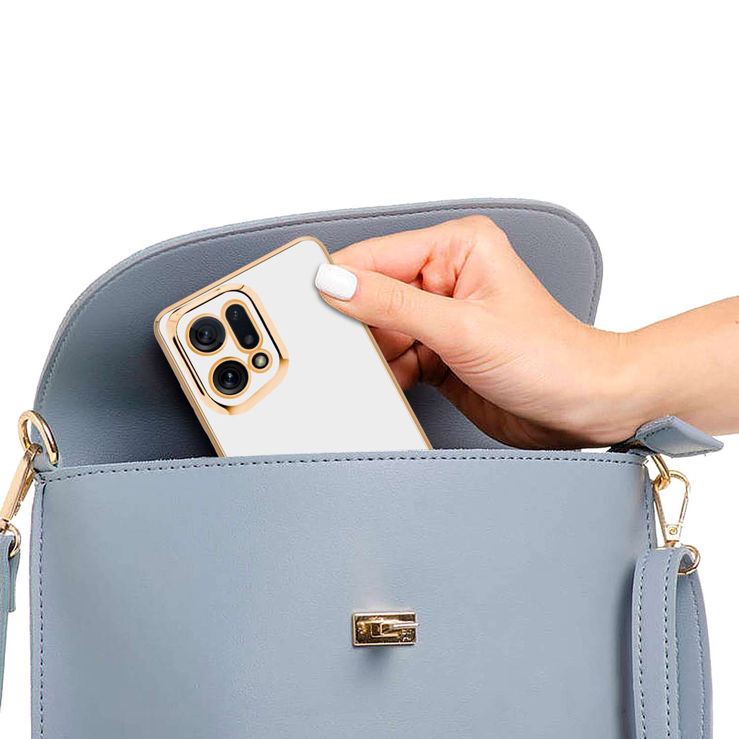 Una mano che tiene un telefono con una custodia bianca, mettendolo in una borsa grigia.