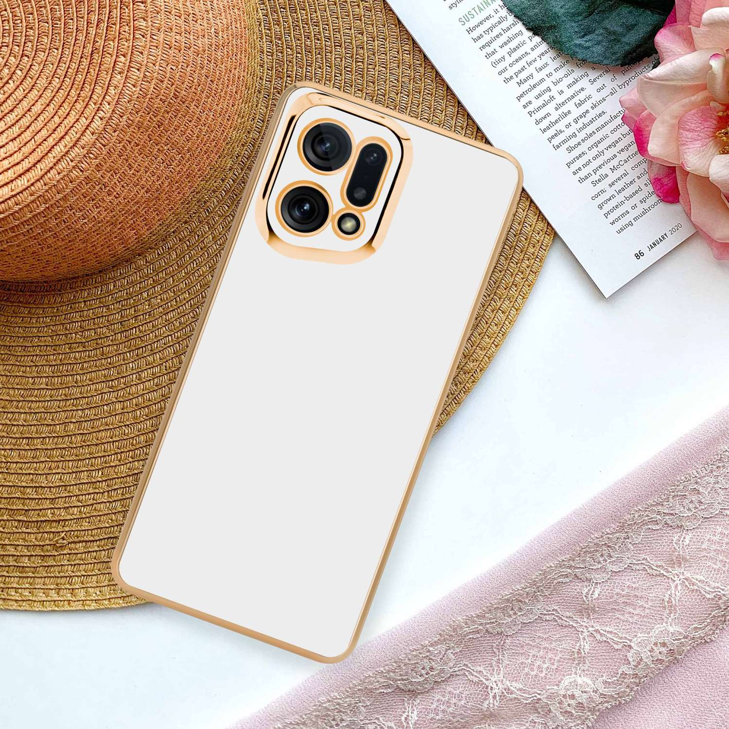 Custodia per telefono con cornice dorata, che mostra il telefono. La scena ha un cappello di paglia e una sciarpa rosa.