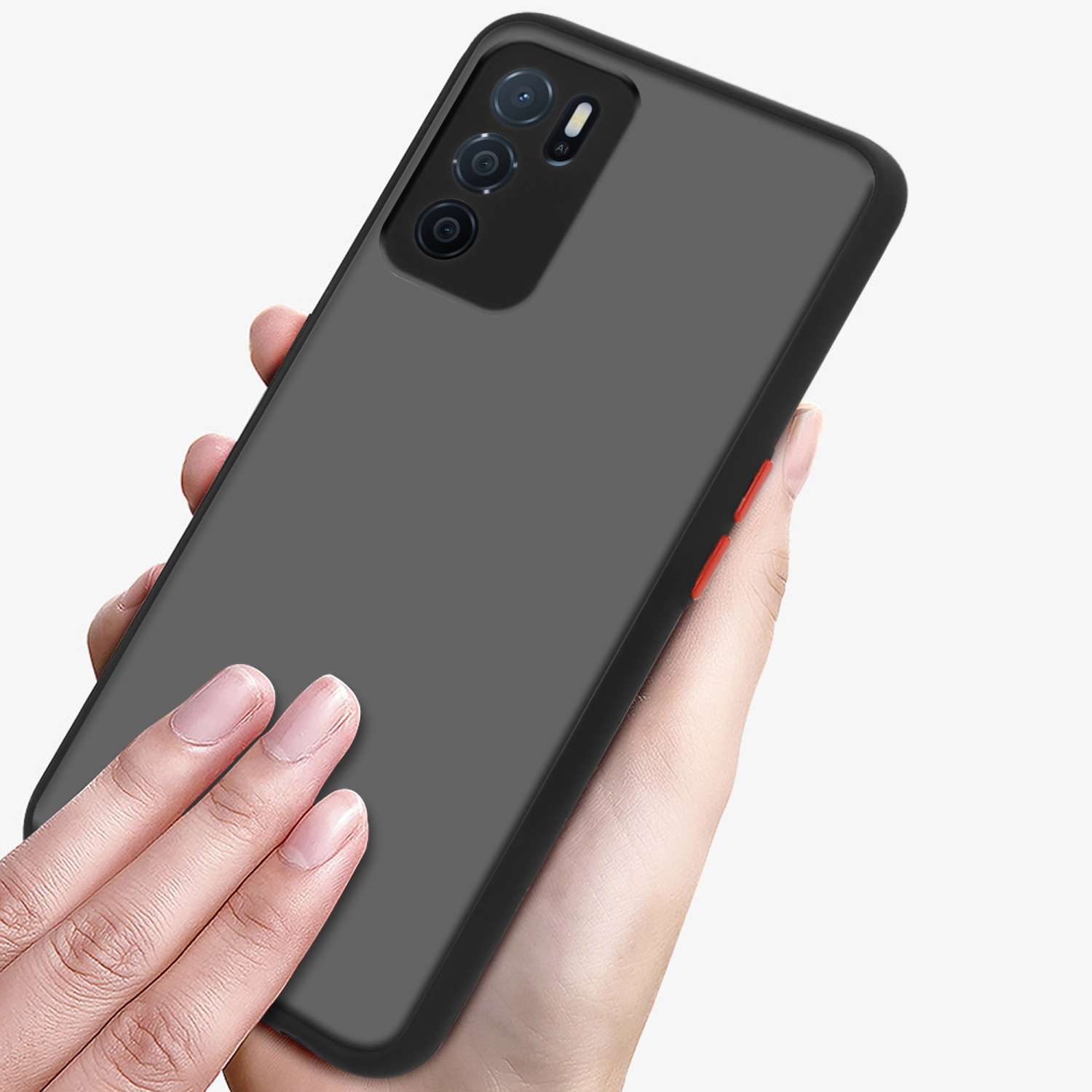 Una persona tiene in mano un telefono con una custodia nera. La custodia è di colore grigio scuro. Il telefono ha fotocamere.