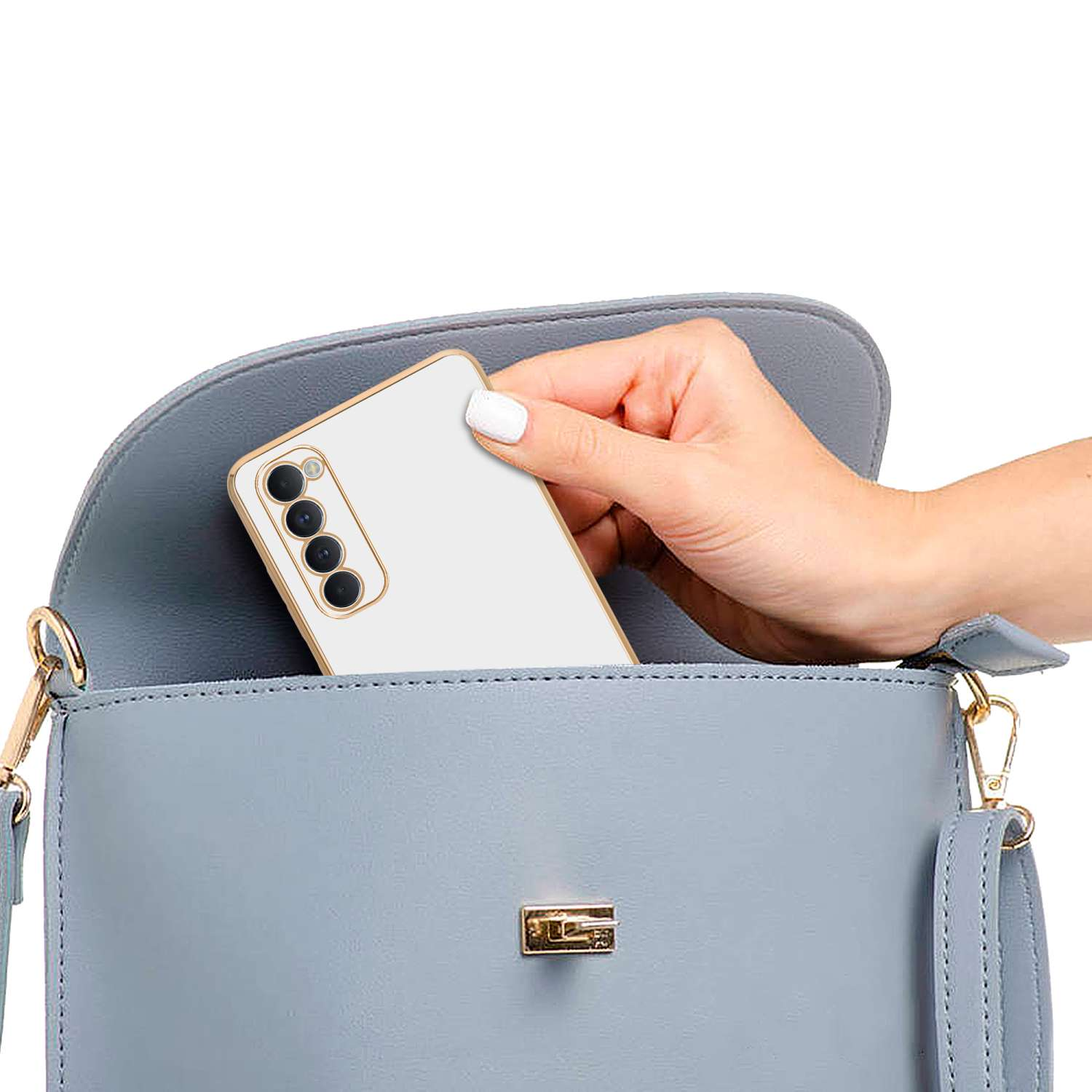 Mano che inserisce un telefono bianco in una borsa blu. Il telefono ha quattro fotocamere.
