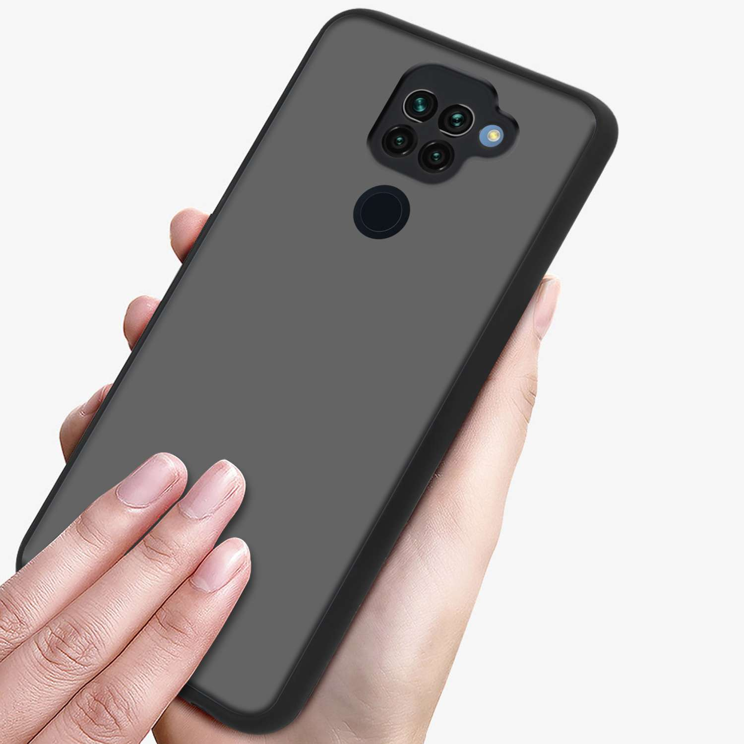 Mano che tiene una custodia per telefono grigio scuro. La custodia copre il telefono.