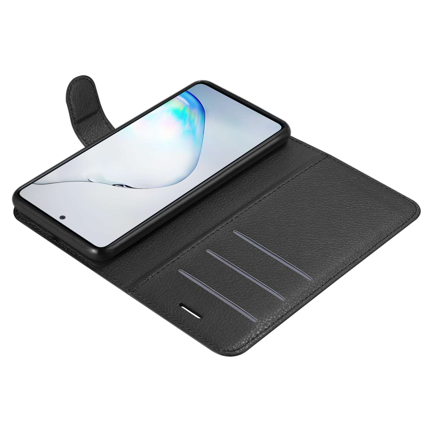 Un telefono nero è appoggiato su una custodia a portafoglio in pelle, aperta per rivelare fessure per carte. Lo schermo del telefono è visibile.