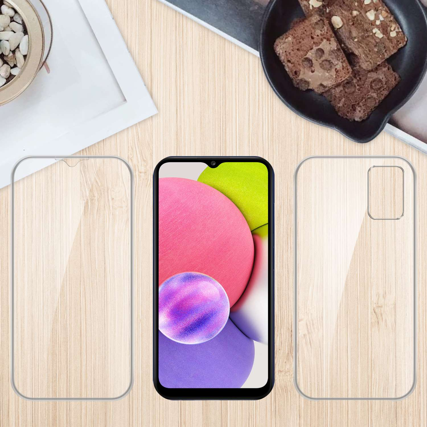 Telefono, protezione schermo e custodia su legno. Il telefono mostra colori rosa, verde e viola sullo schermo.