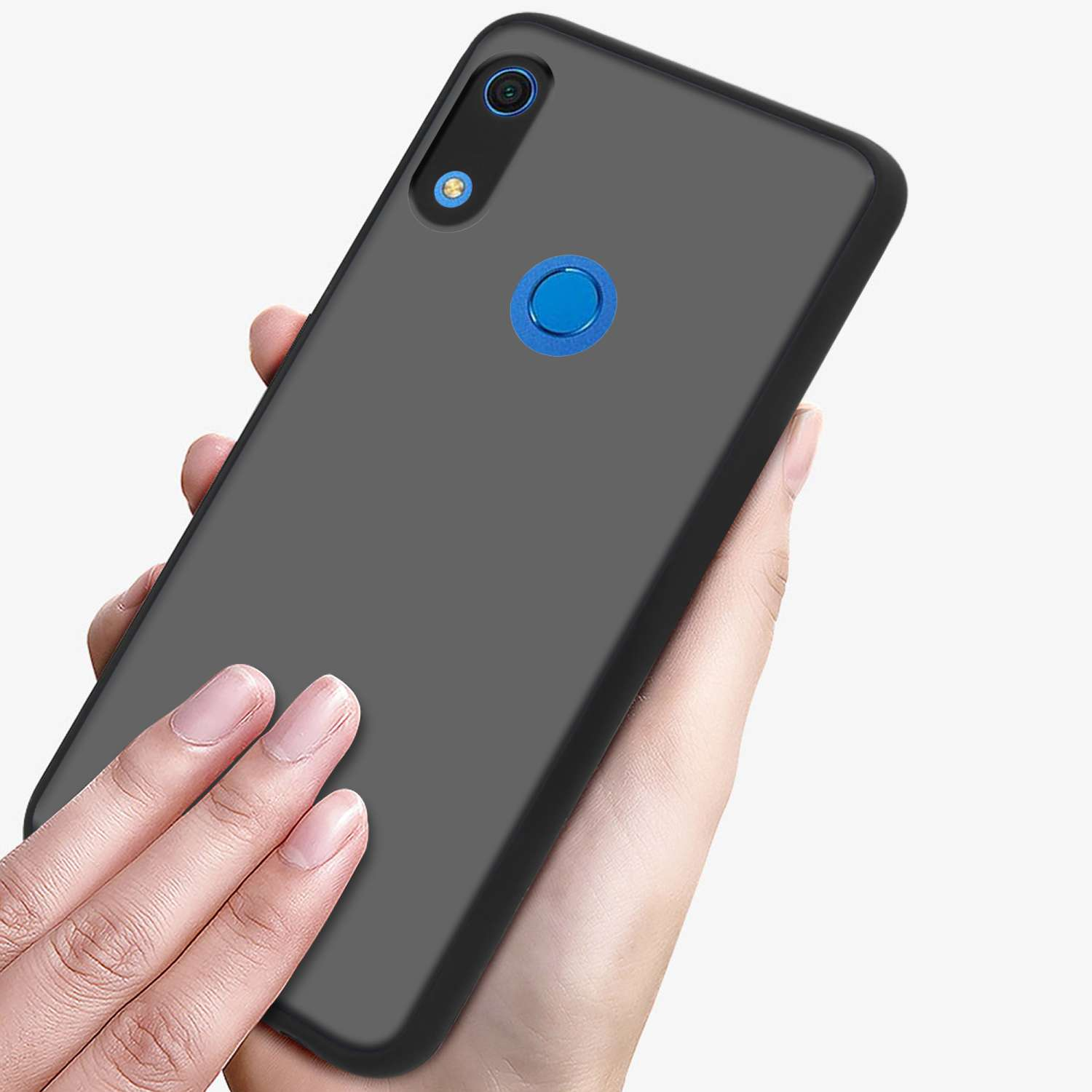 Una custodia nera per telefono tenuta in mano. Ha un anello blu per la fotocamera e uno scanner di impronte digitali.