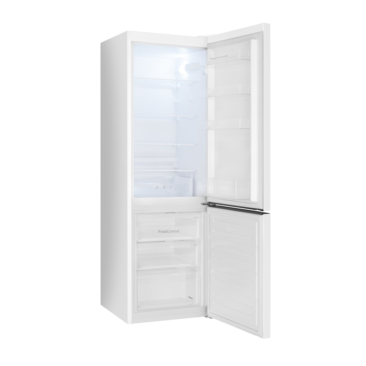 Weißer Kühlschrank mit offener Tür. Im Inneren befinden sich Regale und Schubladen.
