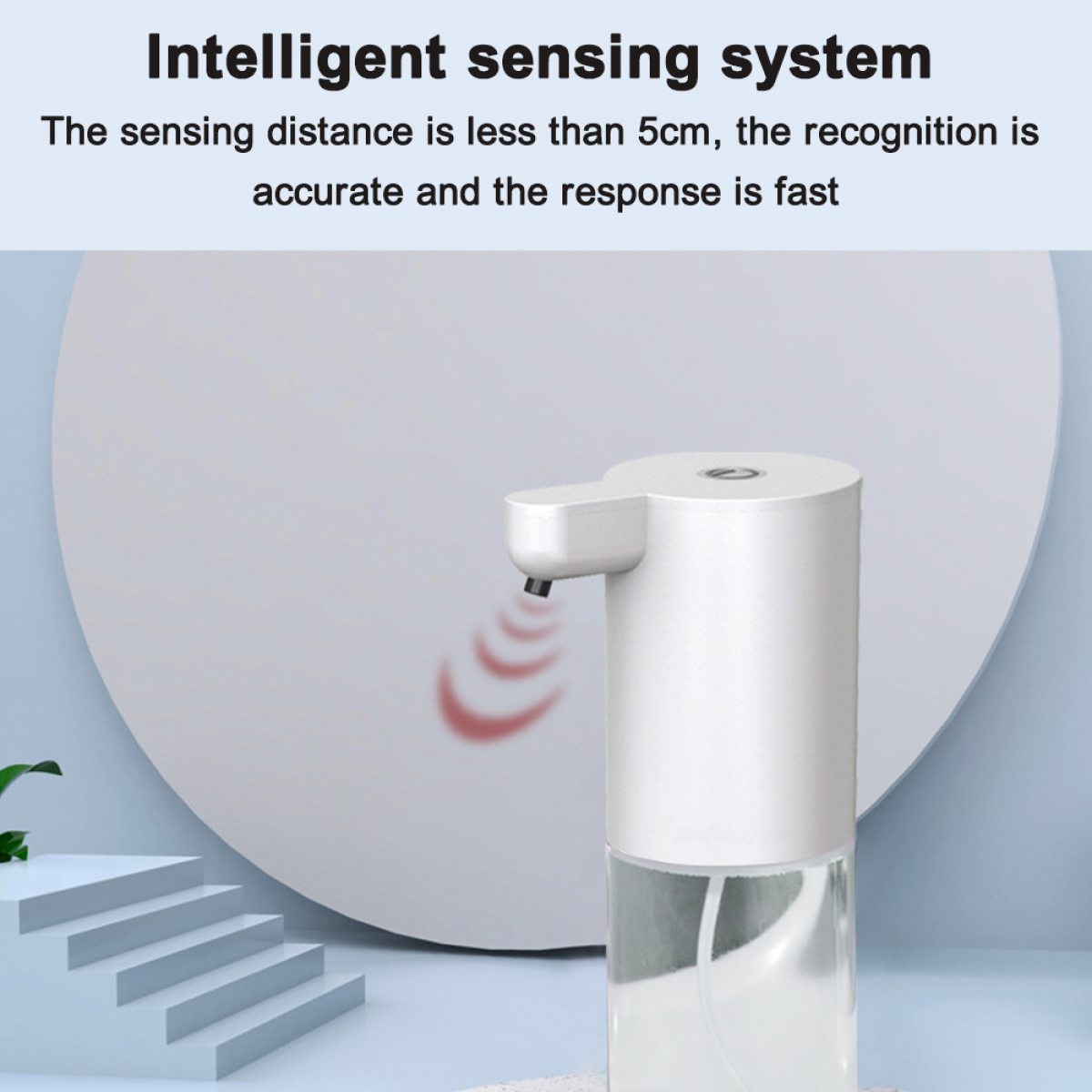 Weißer automatischer Seifenspender. Der Sensor ist sichtbar mit unscharfem Hintergrund.