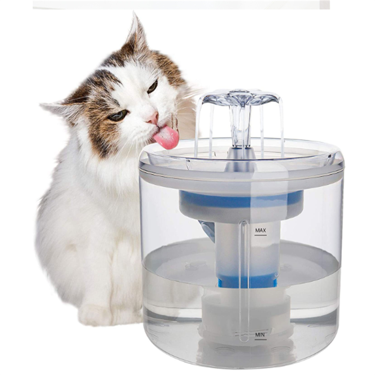 Eine weiß-braune Katze trinkt Wasser aus einem transparenten Haustierbrunnen mit rosa Zunge.