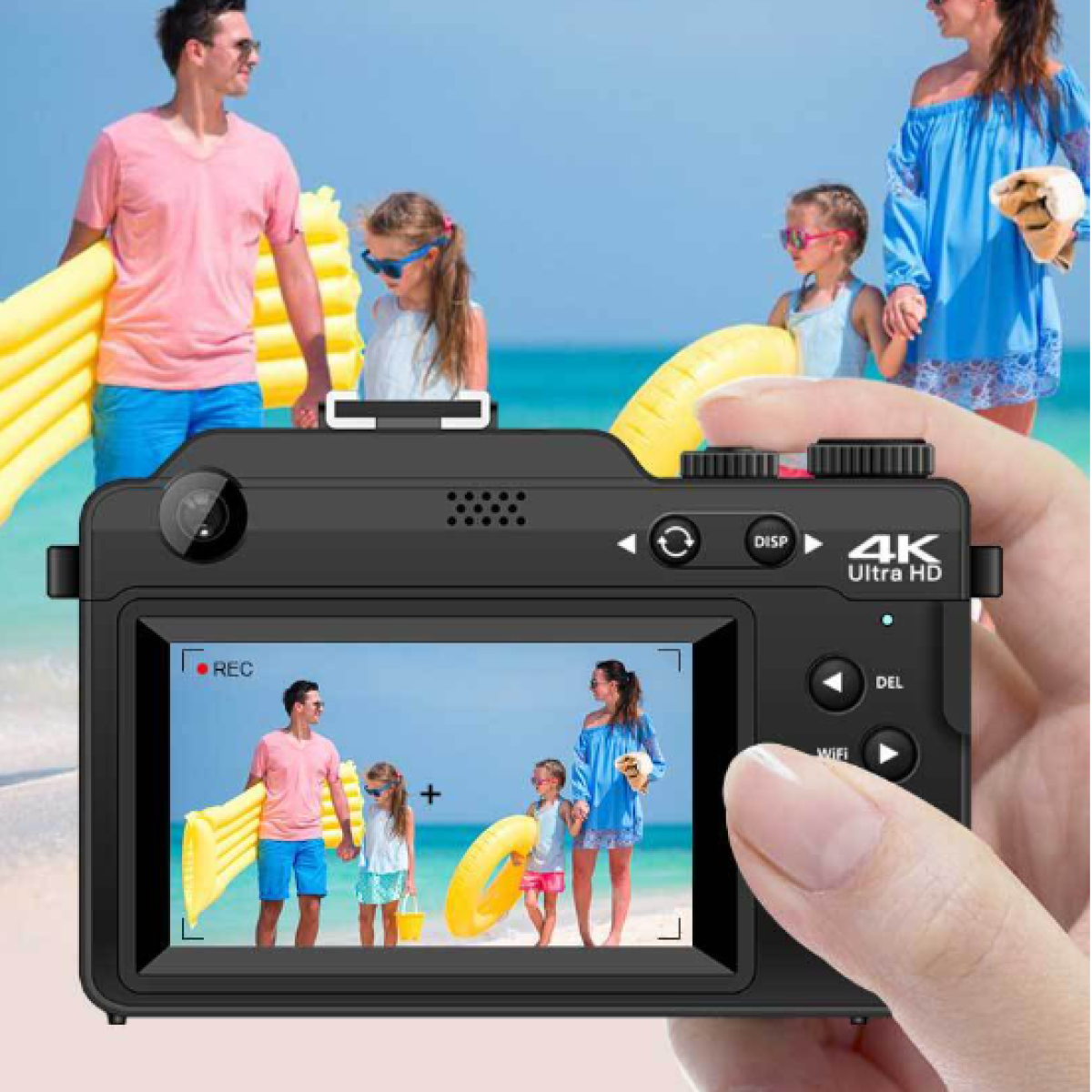 Dłoń trzyma aparat, pokazując rodzinę na plaży. Tekst: 4K Ultra HD.