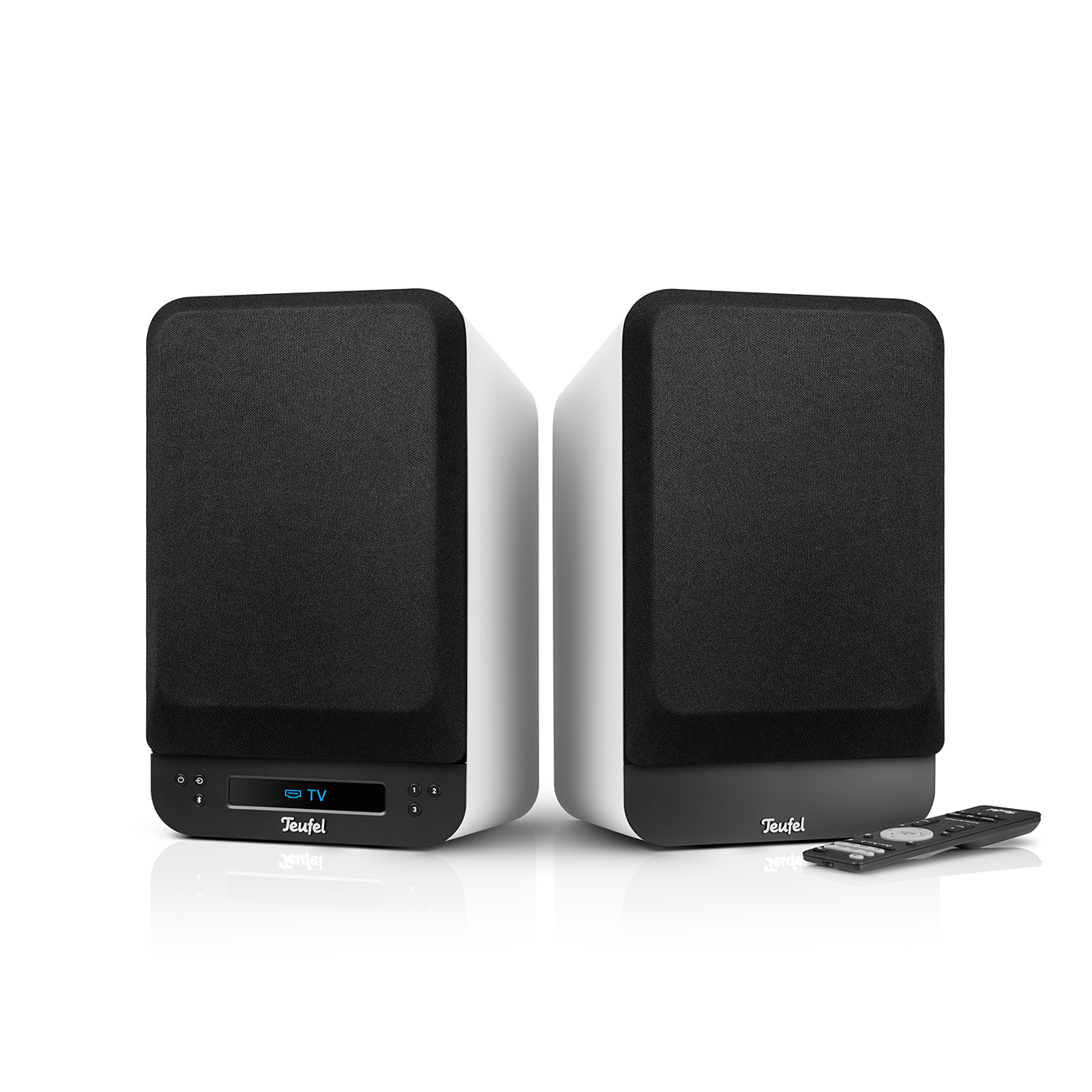 Deux enceintes noir et blanc avec une télécommande. Les enceintes ont un écran.