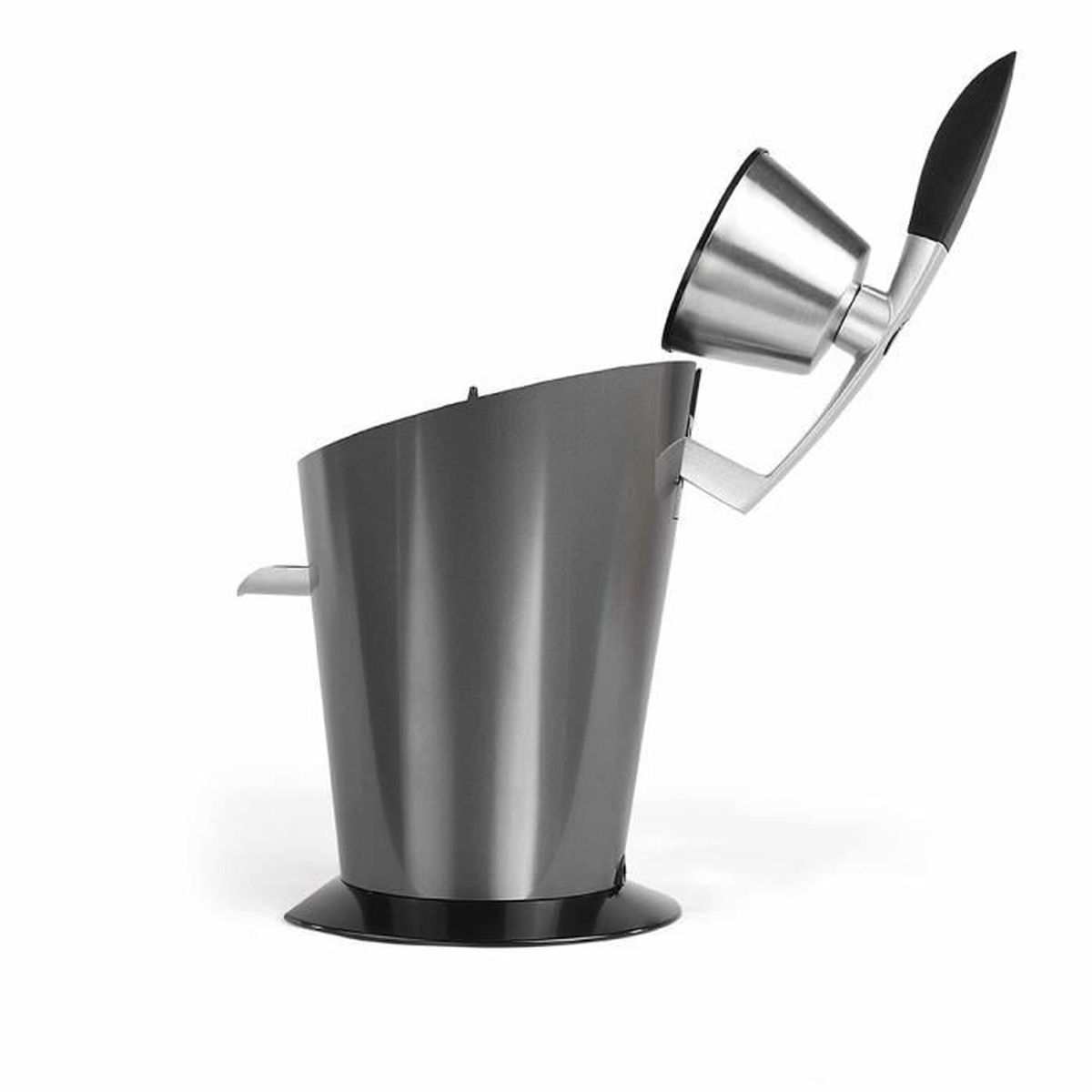 Ein metallisch grauer Entsafter, mit schwarzem Griff und silbernem Trichter. Weißer Hintergrund.