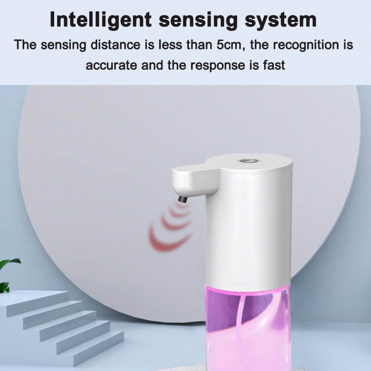Ein automatischer Seifenspender mit rosa Flüssigkeit. Er ist weiß, und der Text oben lautet: Intelligentes Sensorsystem.
