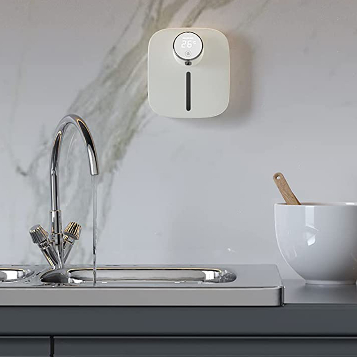 Weißer Seifenspender an marmorierten Wand. Silberner Wasserhahn und Waschbecken im Bild.