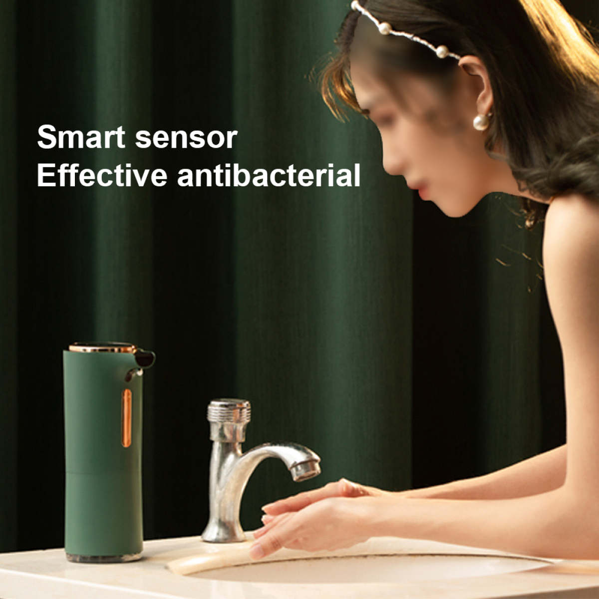 Eine Frau benutzt einen automatischen Seifenspender. Der Spender ist grün. Text lautet 'Smart sensor'.