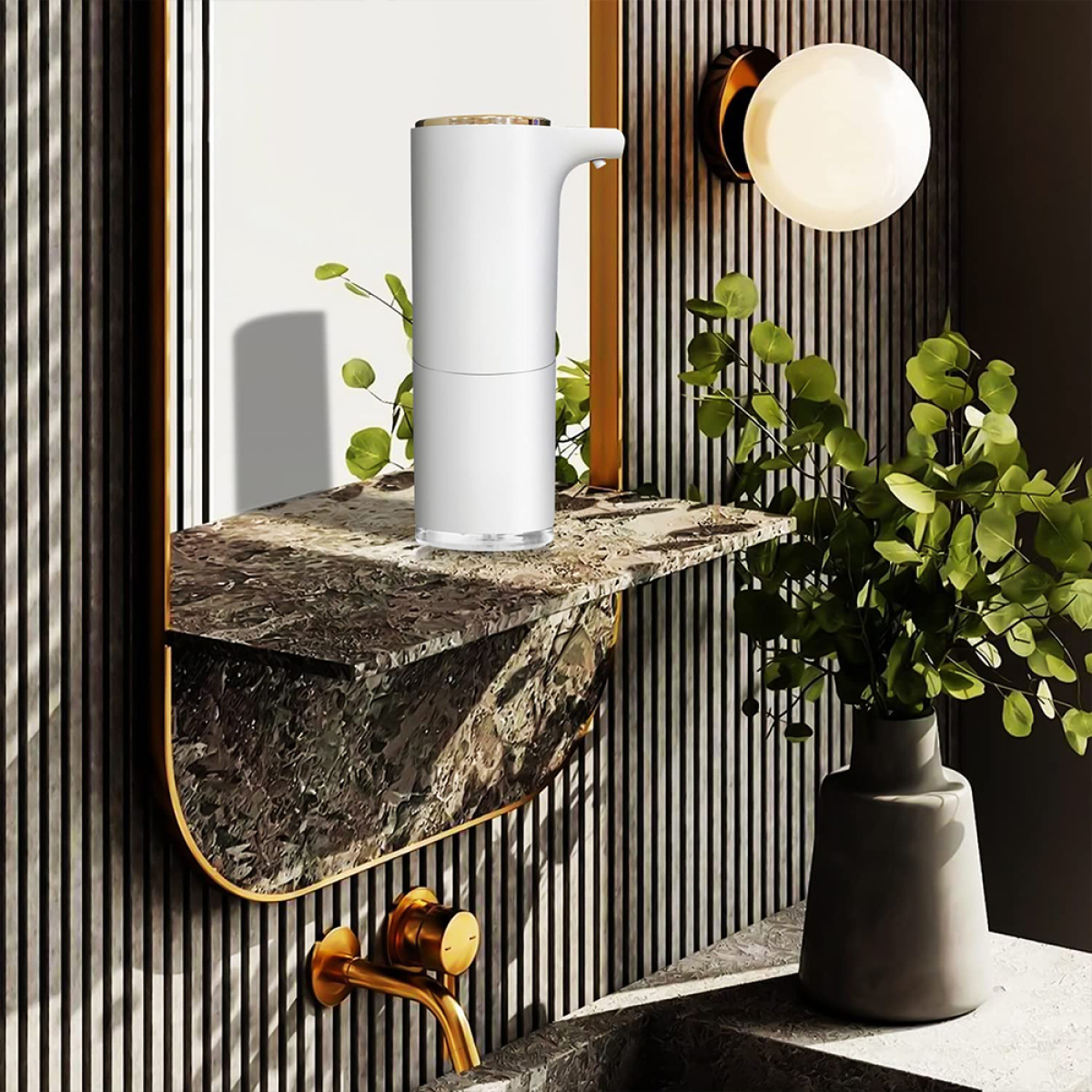 Badezimmer mit weißem Seifenspender, goldener Armatur und Marmorablage.