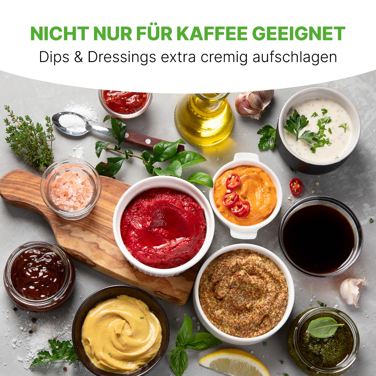 Różne dipy i sosy w małych miseczkach na szarej powierzchni, z pobliskimi składnikami.