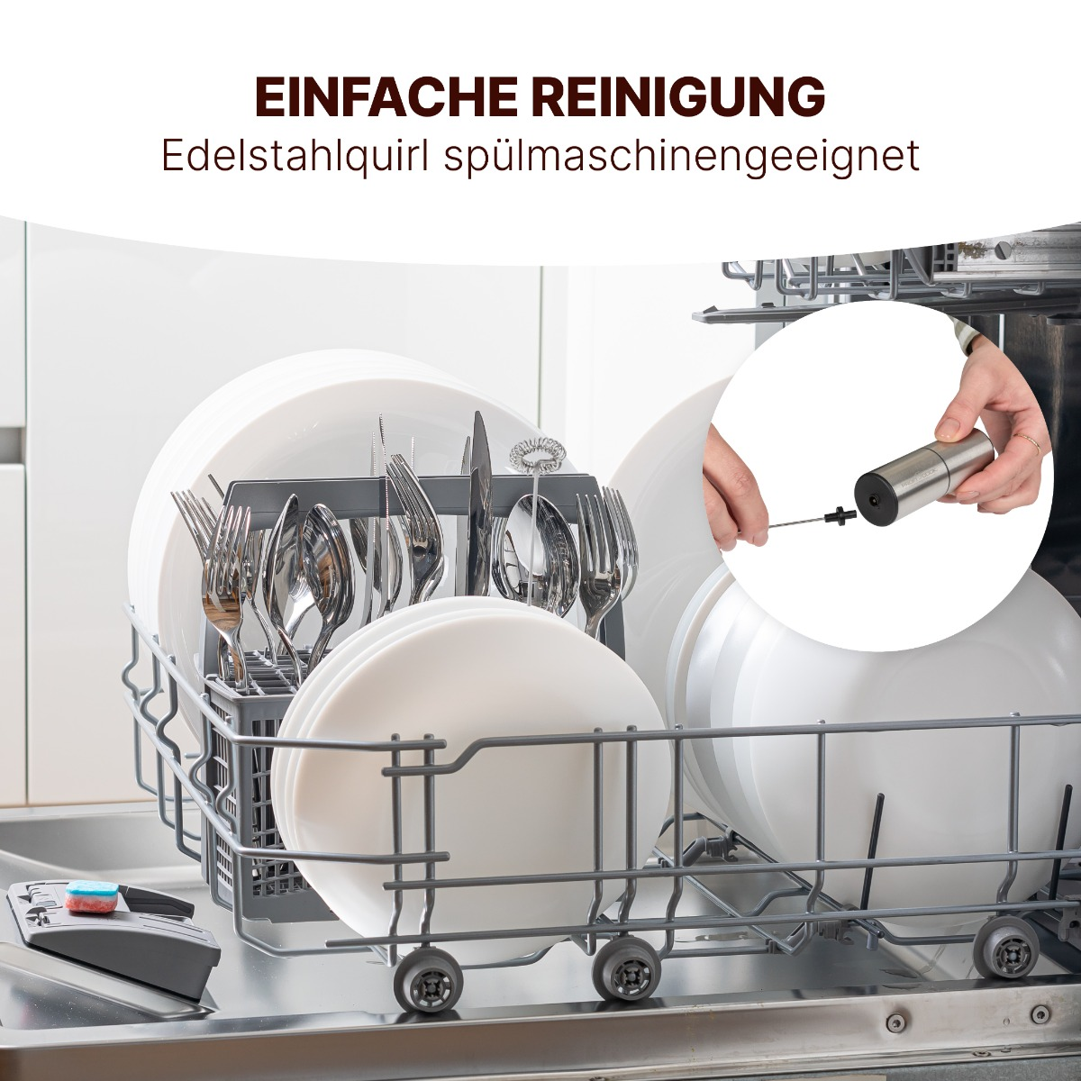 Zmywarka z naczyniami i ręką trzymającą trzepaczkę.