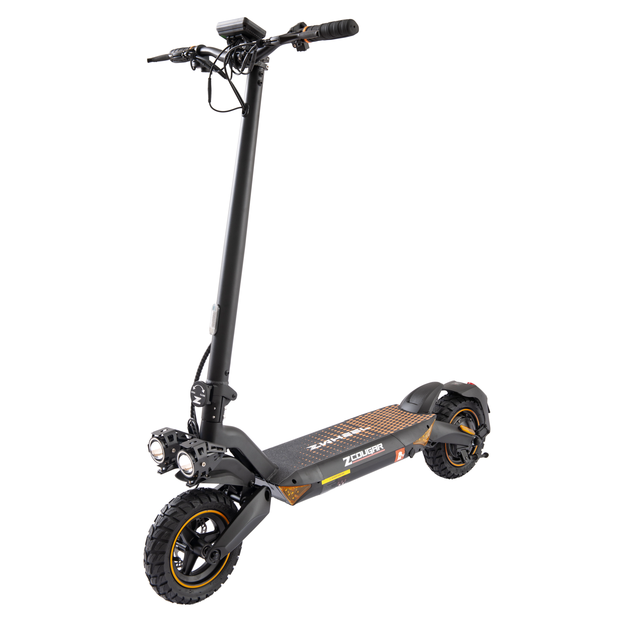 Scooter eléctrico negro con faros y detalles naranjas, sobre una superficie negra.