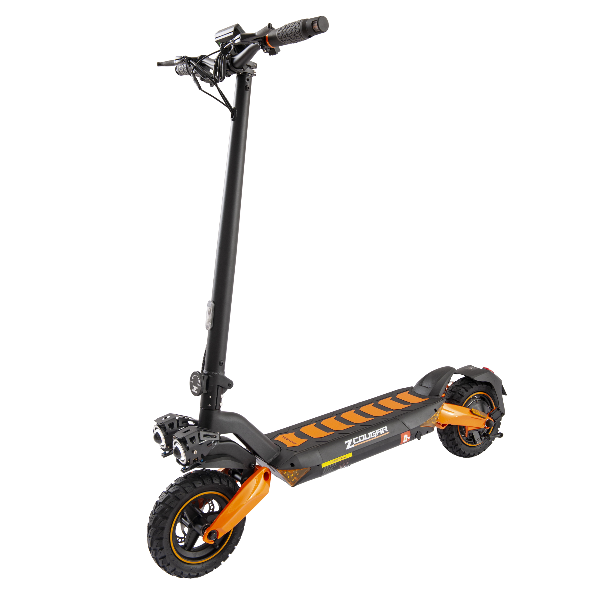 Un patinete eléctrico naranja y negro. El patinete está frente a un fondo oscuro.