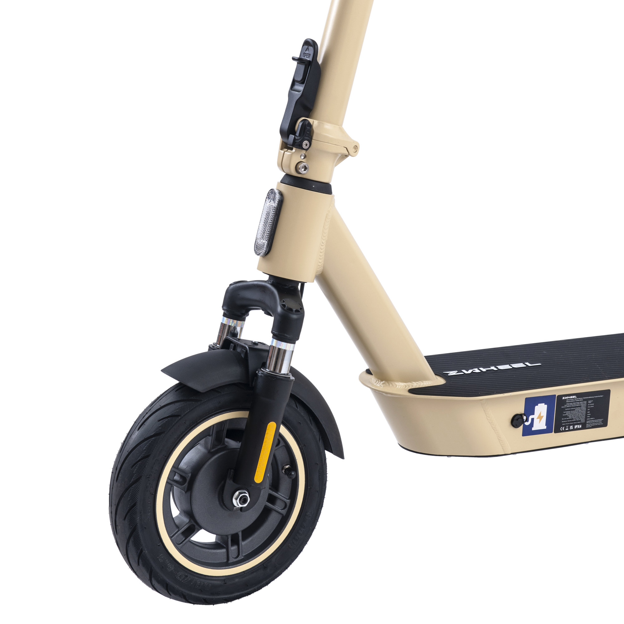Primer plano de la rueda delantera y la suspensión de un patinete eléctrico beige.