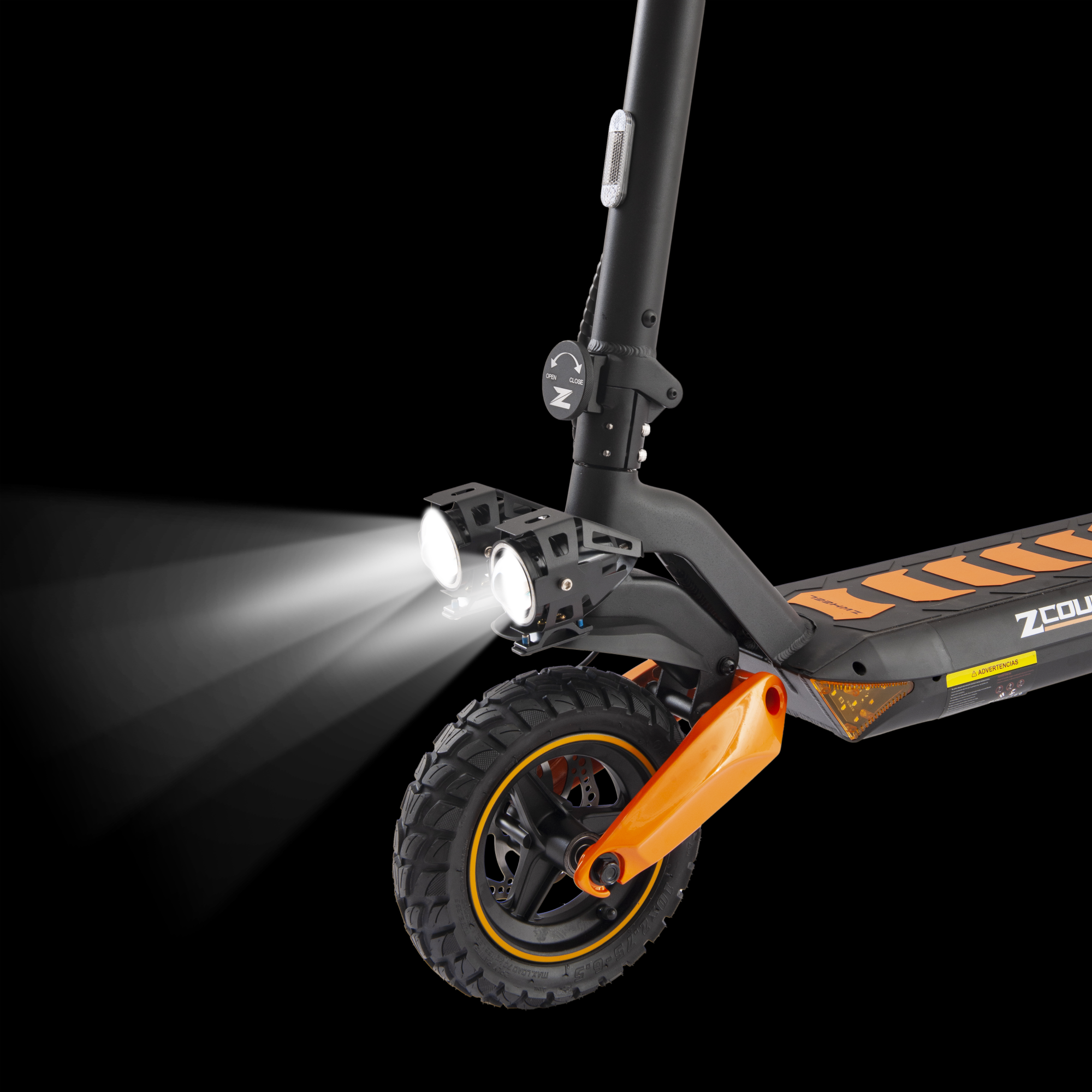Scooter eléctrico negro con detalles naranjas y faros. Fondo negro.