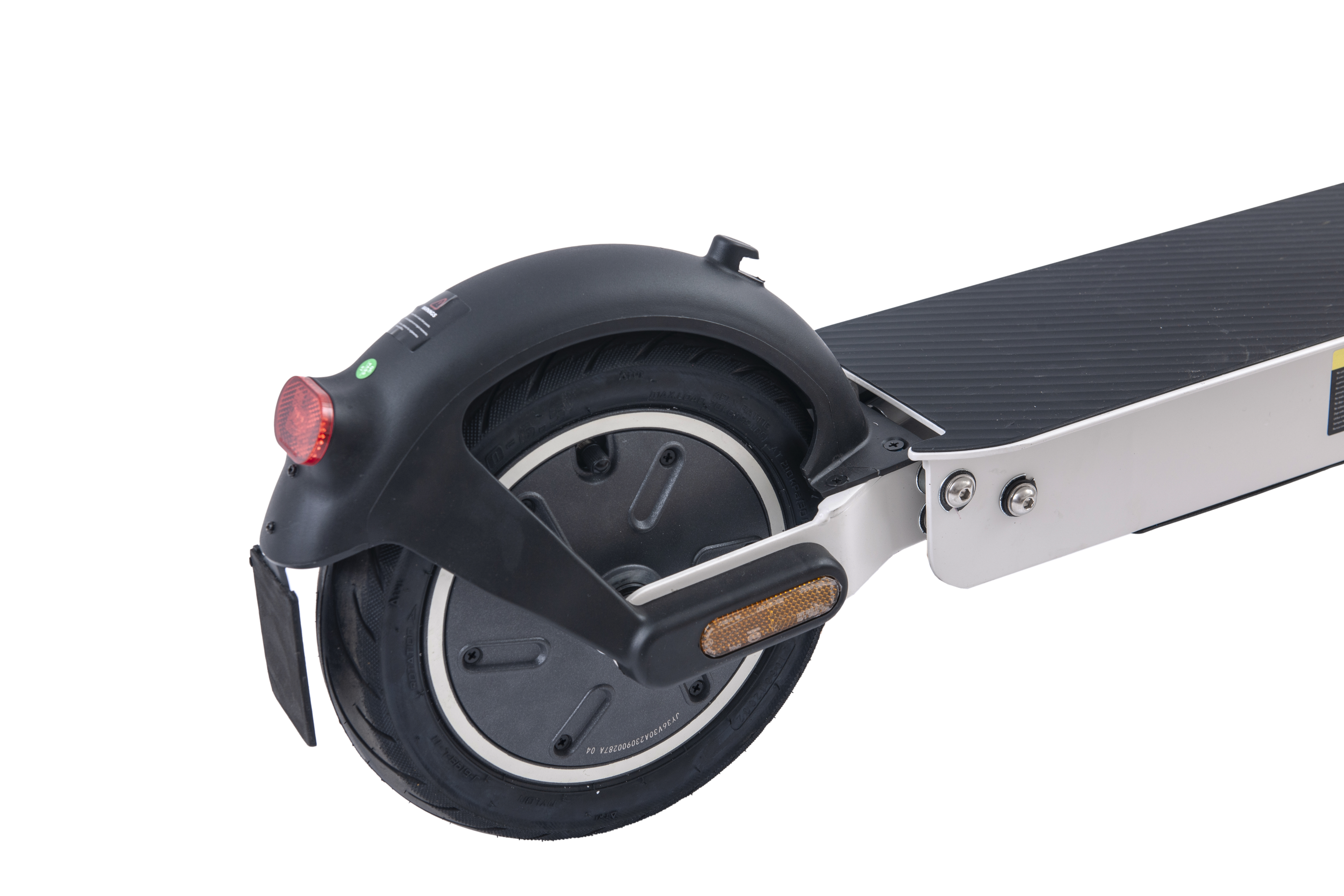 Primer plano de la parte trasera de un patinete eléctrico negro y plateado. La rueda es visible.