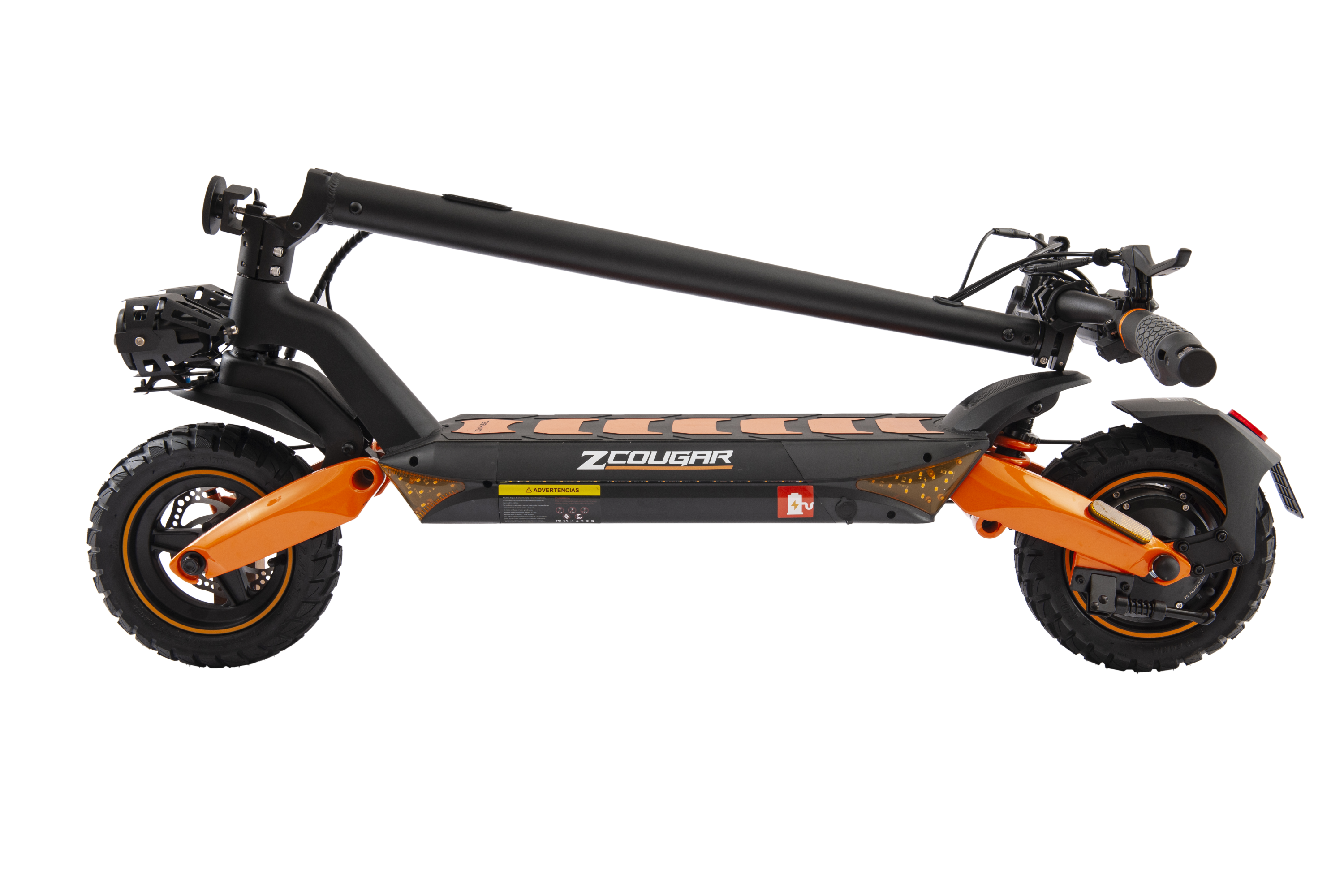 Scooter eléctrico negro y naranja sobre fondo blanco. Vista lateral.