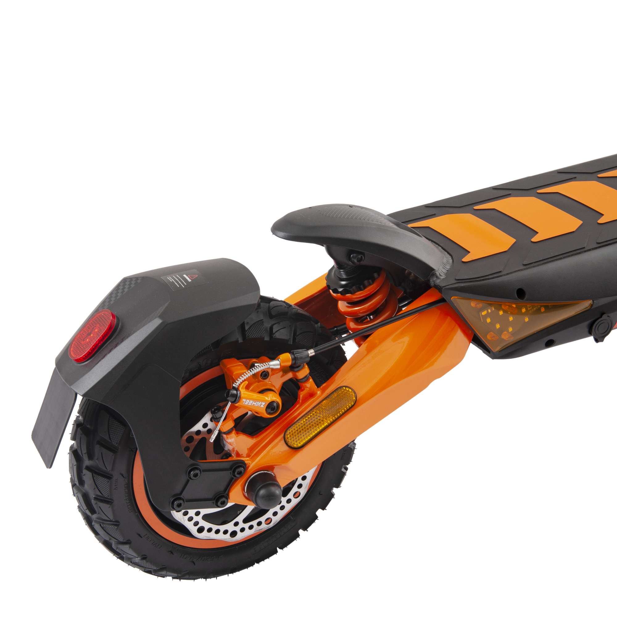 Primer plano de un patinete eléctrico naranja y negro, que muestra la rueda trasera y el freno.