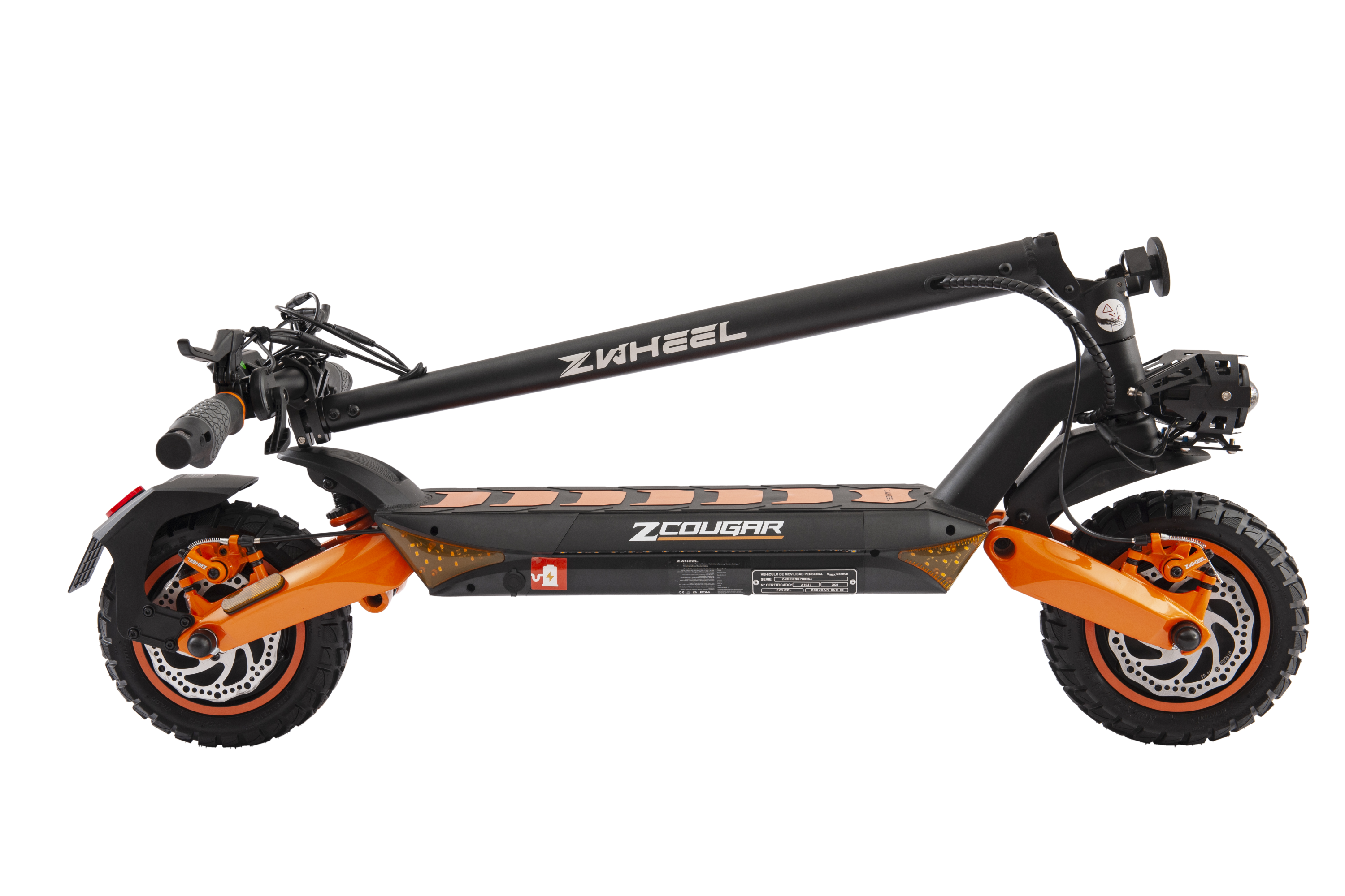 Scooter eléctrico negro y naranja sobre un fondo negro.