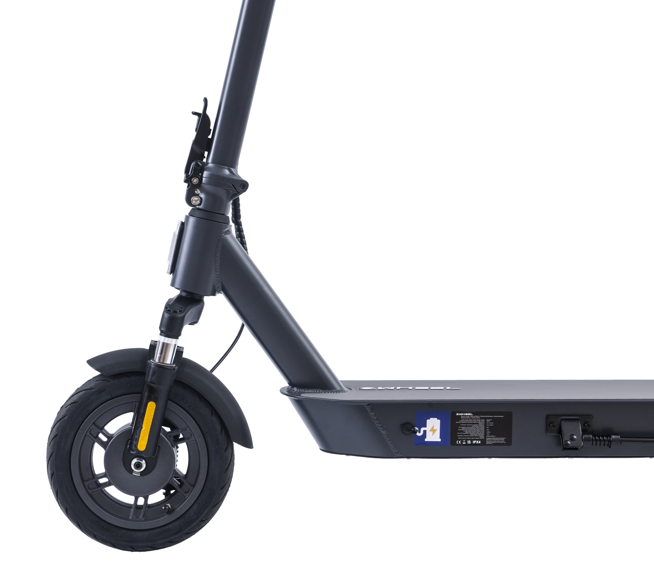 Uno scooter nero con la ruota anteriore e parte del corpo visibili.