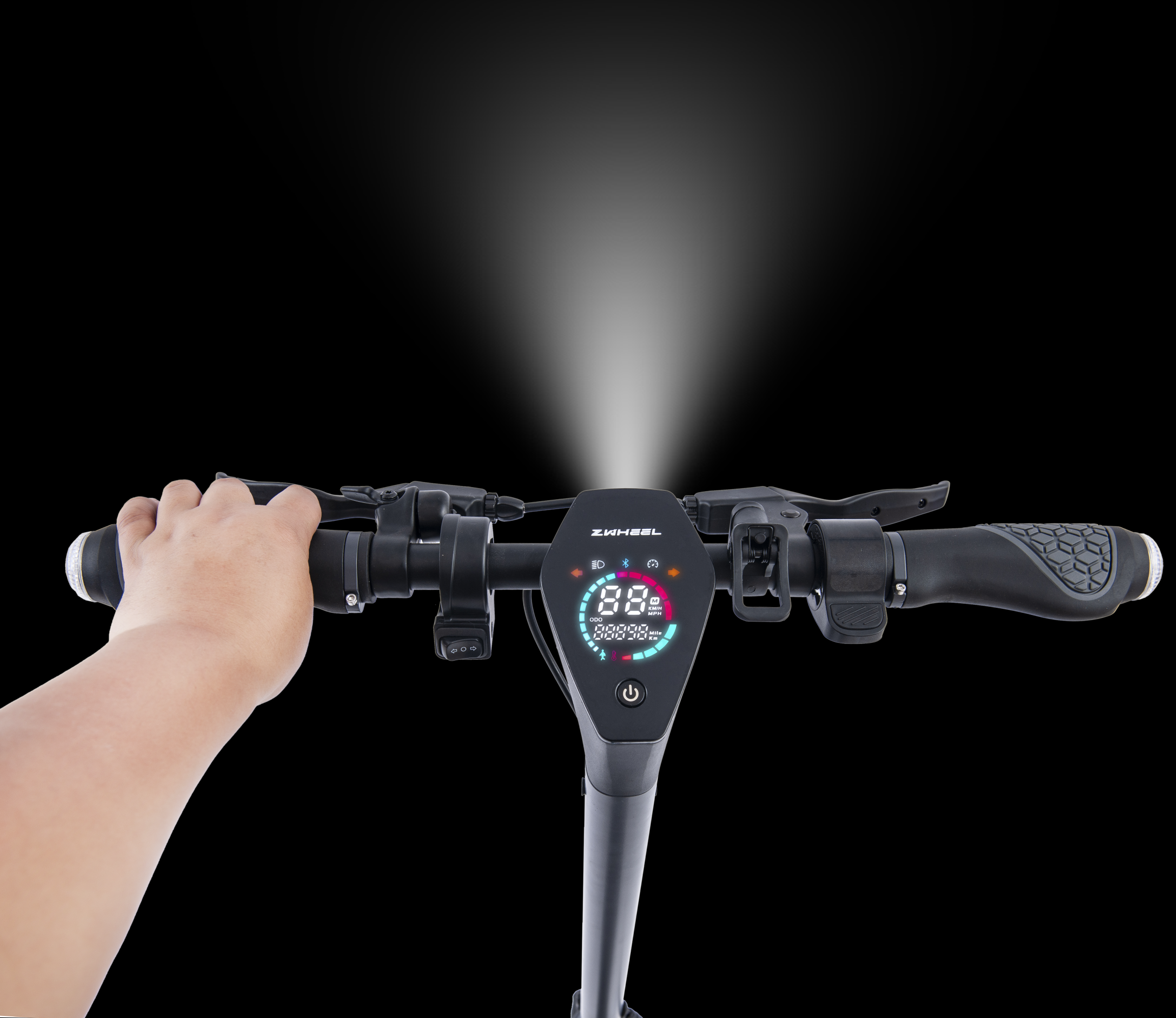 Il manubrio di uno scooter con display illuminato e una mano che tiene la maniglia sinistra.