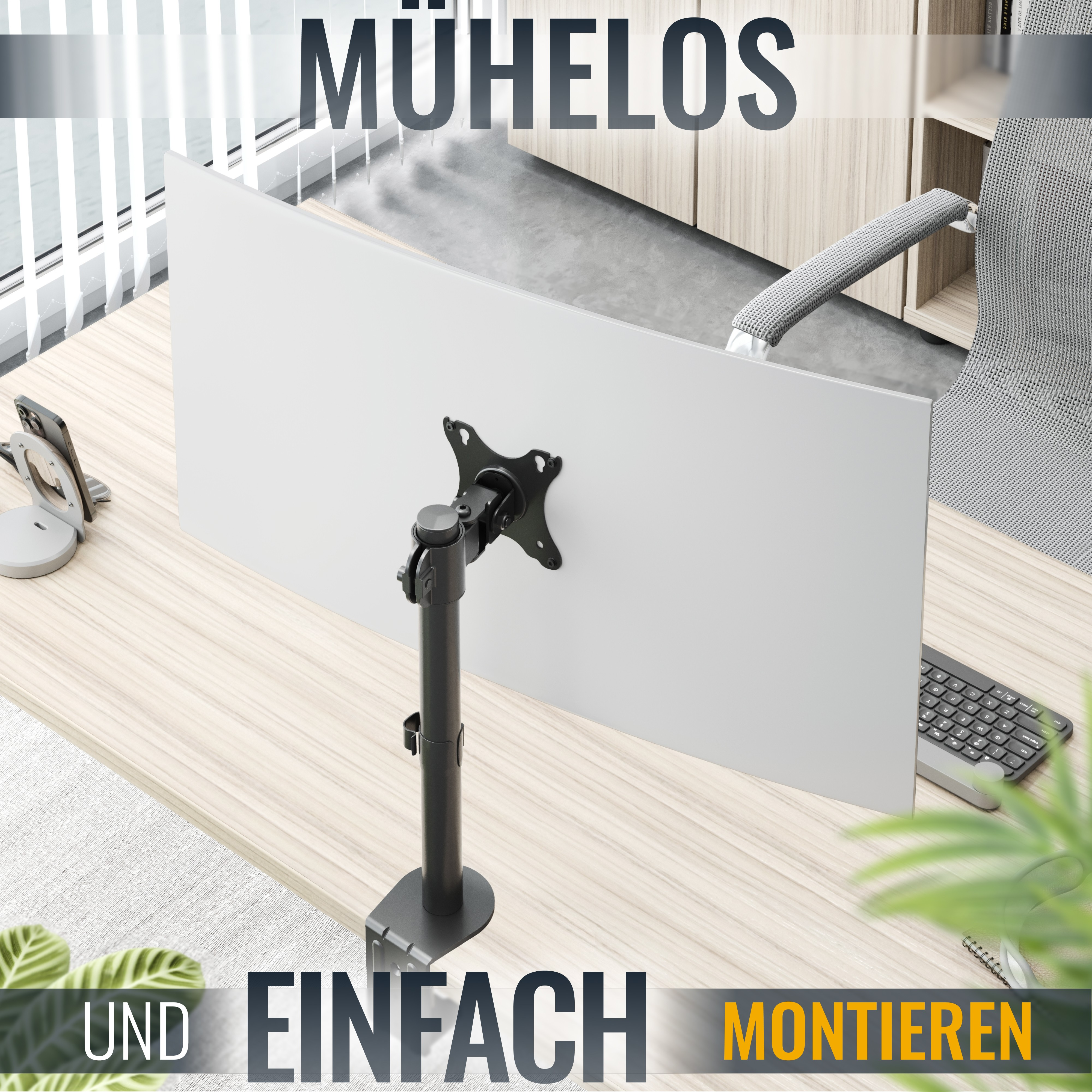 Monitorhalterung auf einem Holzschreibtisch.