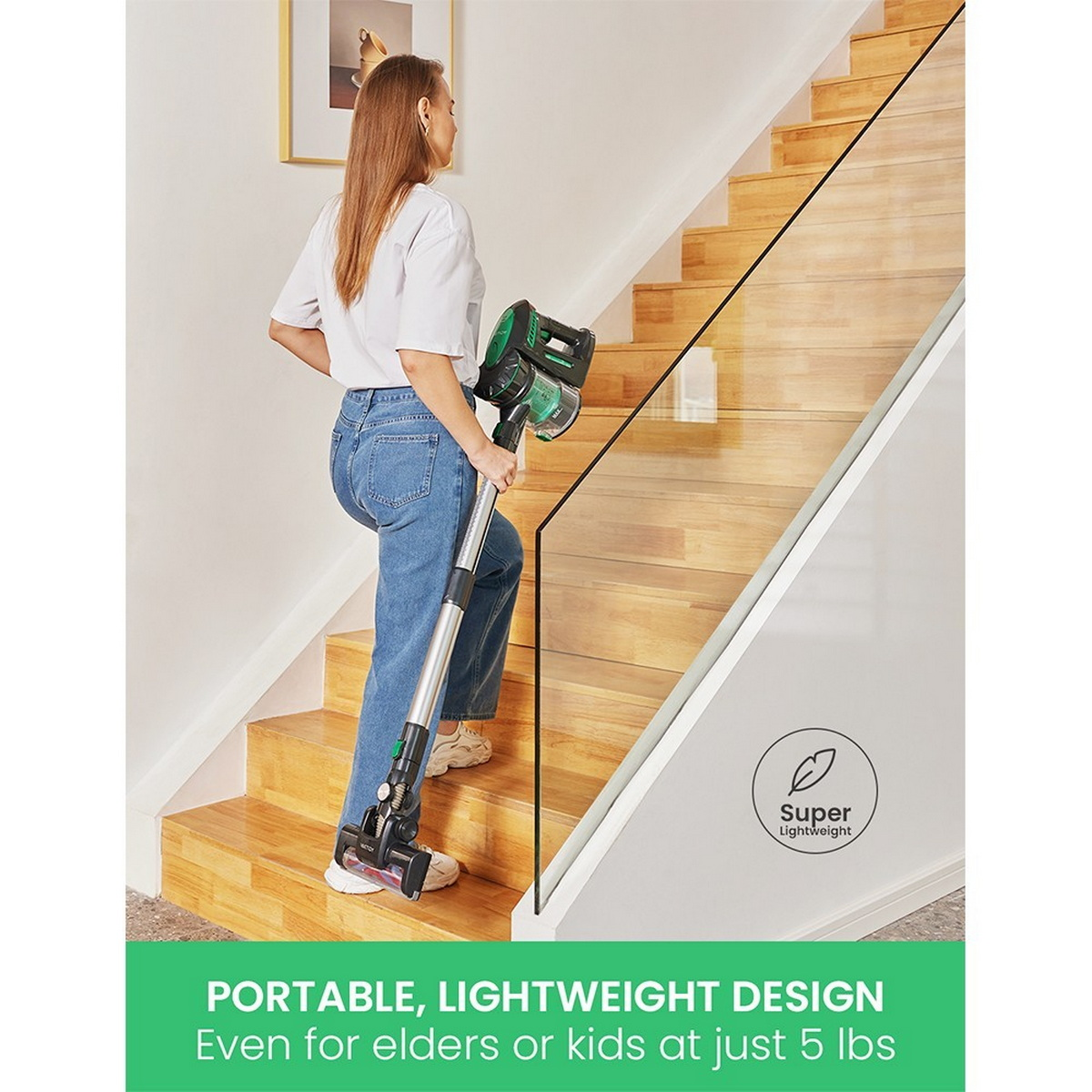 Una mujer aspira escaleras con una aspiradora inalámbrica. Texto: Diseño portátil y ligero.