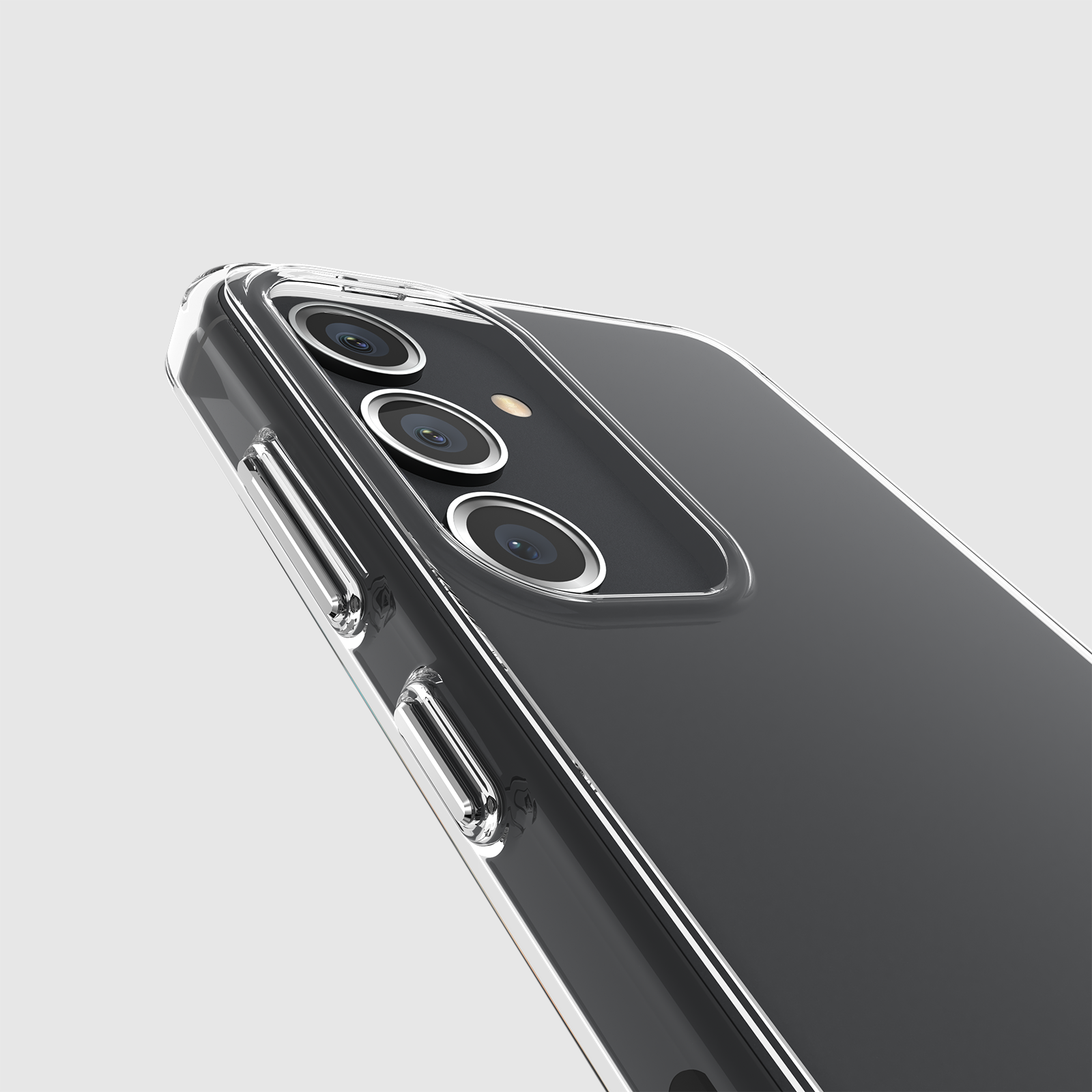 Custodia trasparente su un telefono nero. Tre obiettivi della fotocamera visibili.