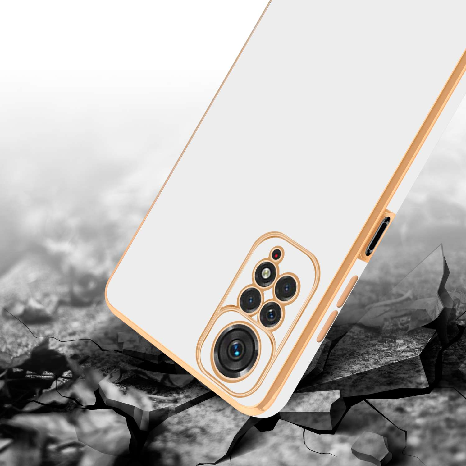 Una custodia per telefono bianca con un bordo dorato è inclinata su una superficie incrinata. Sono visibili tre obiettivi della fotocamera.