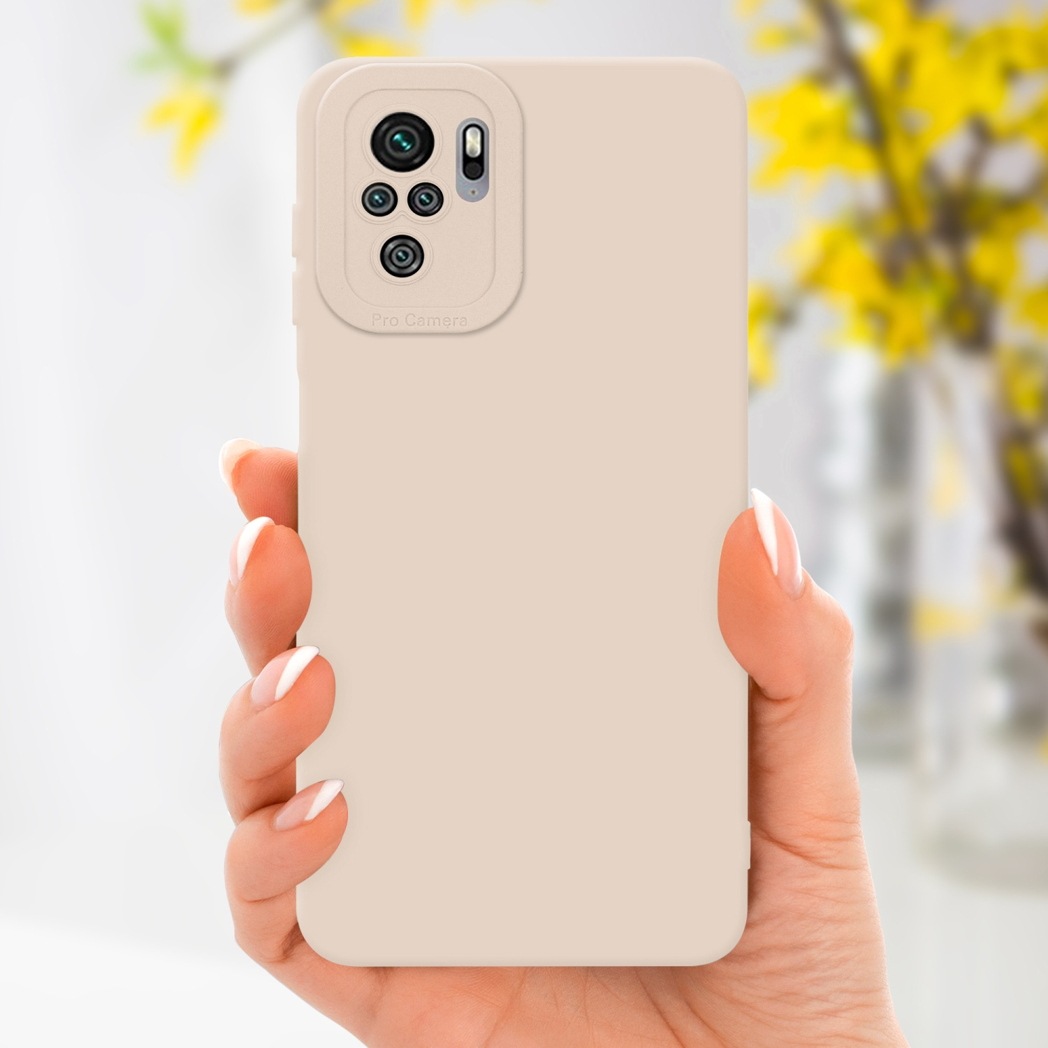 Una mano che tiene una custodia beige, con dettagli di fotocamera professionale.