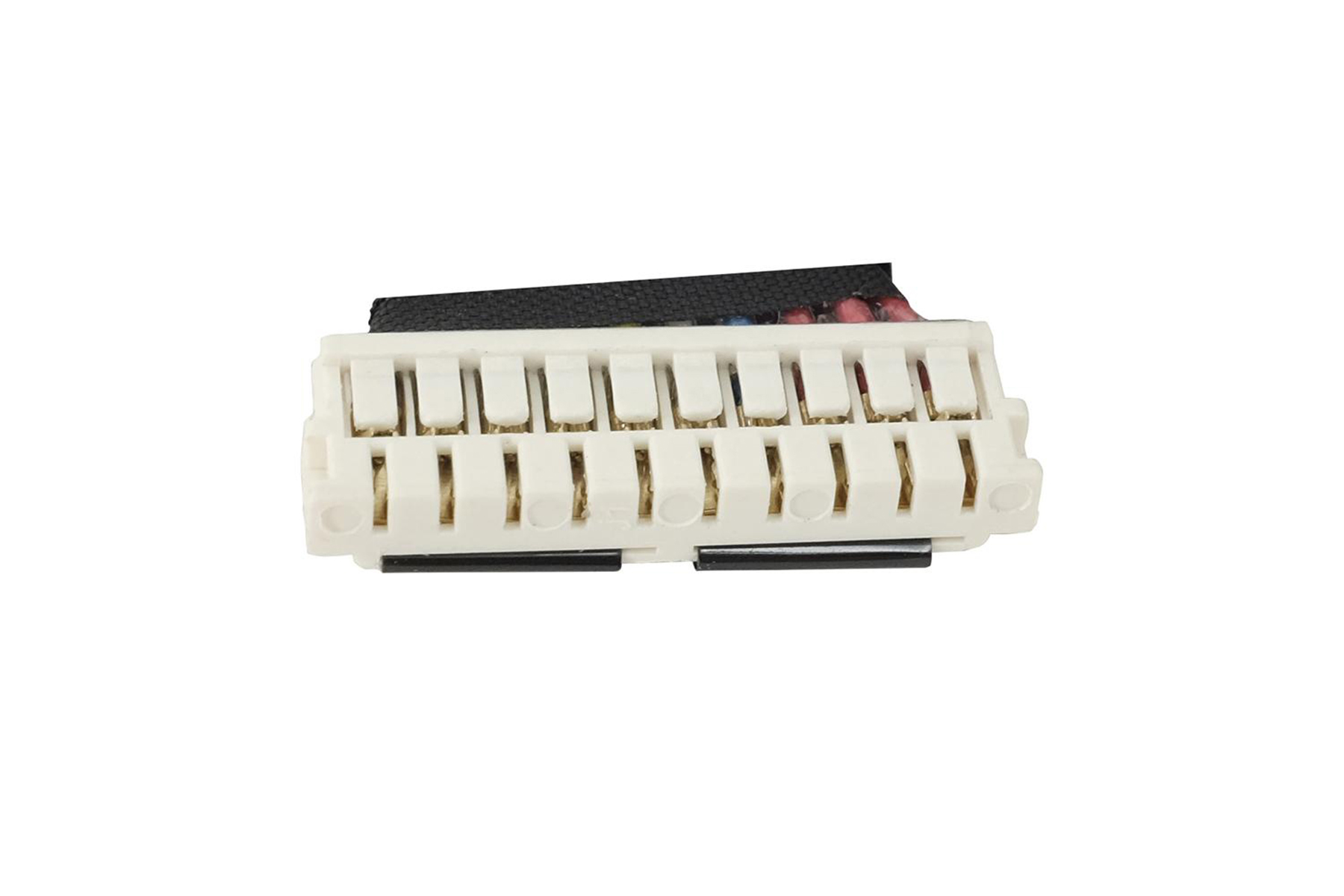 Un connettore bianco con molti pin dorati, su sfondo bianco. Ha dettagli neri.
