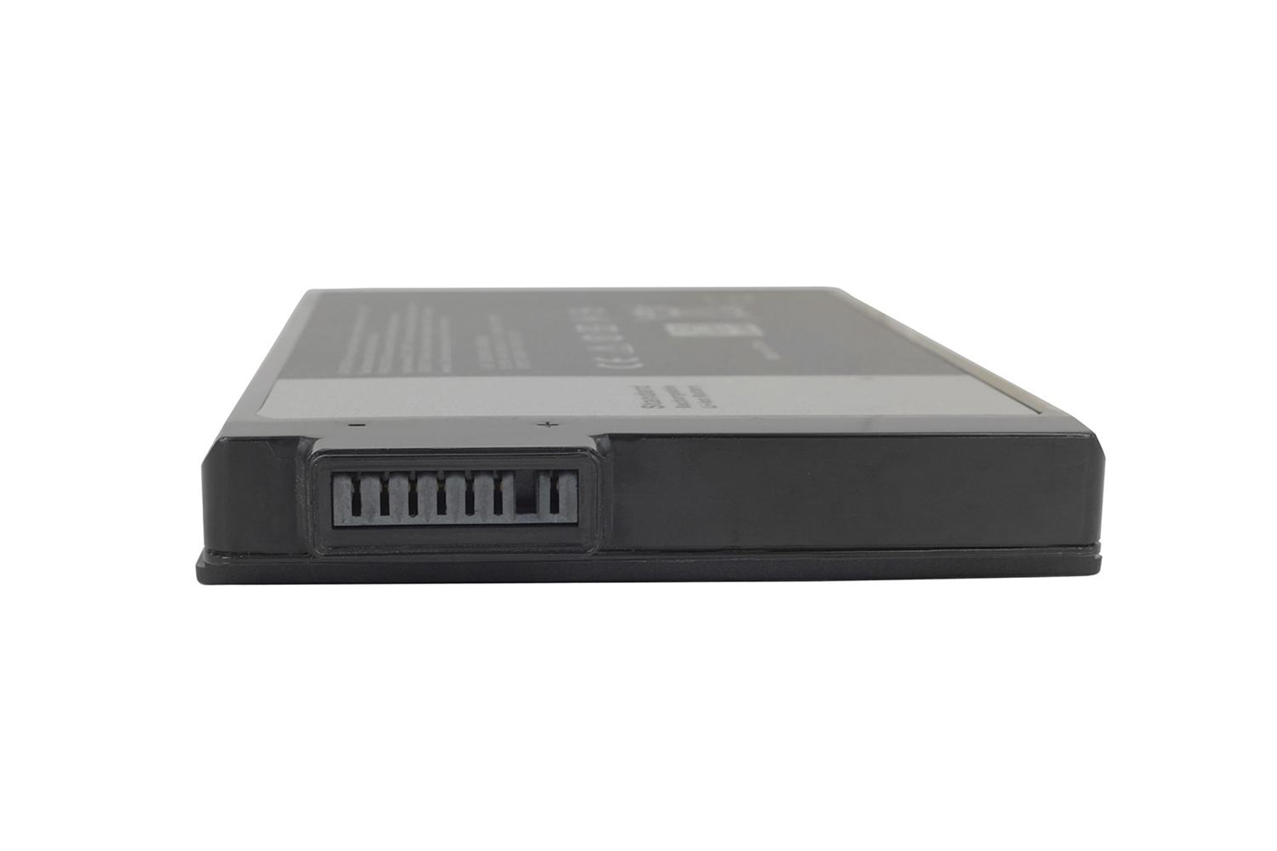 Batteria per laptop nera. La batteria ha un connettore su un lato e testo sull'altro.