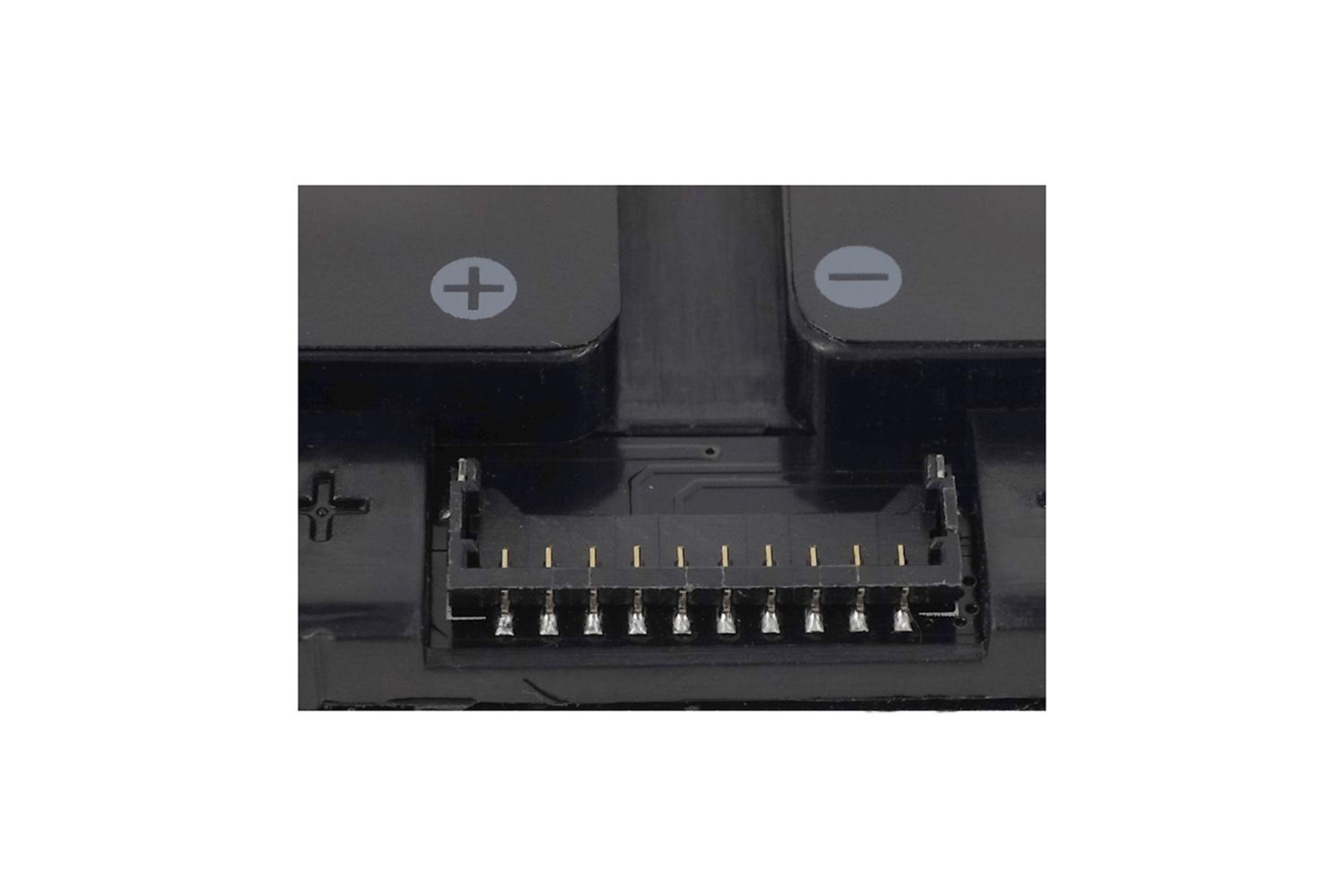 Schwarzer Batterieanschluss mit Plus- und Minuszeichen. Weißer Hintergrund.
