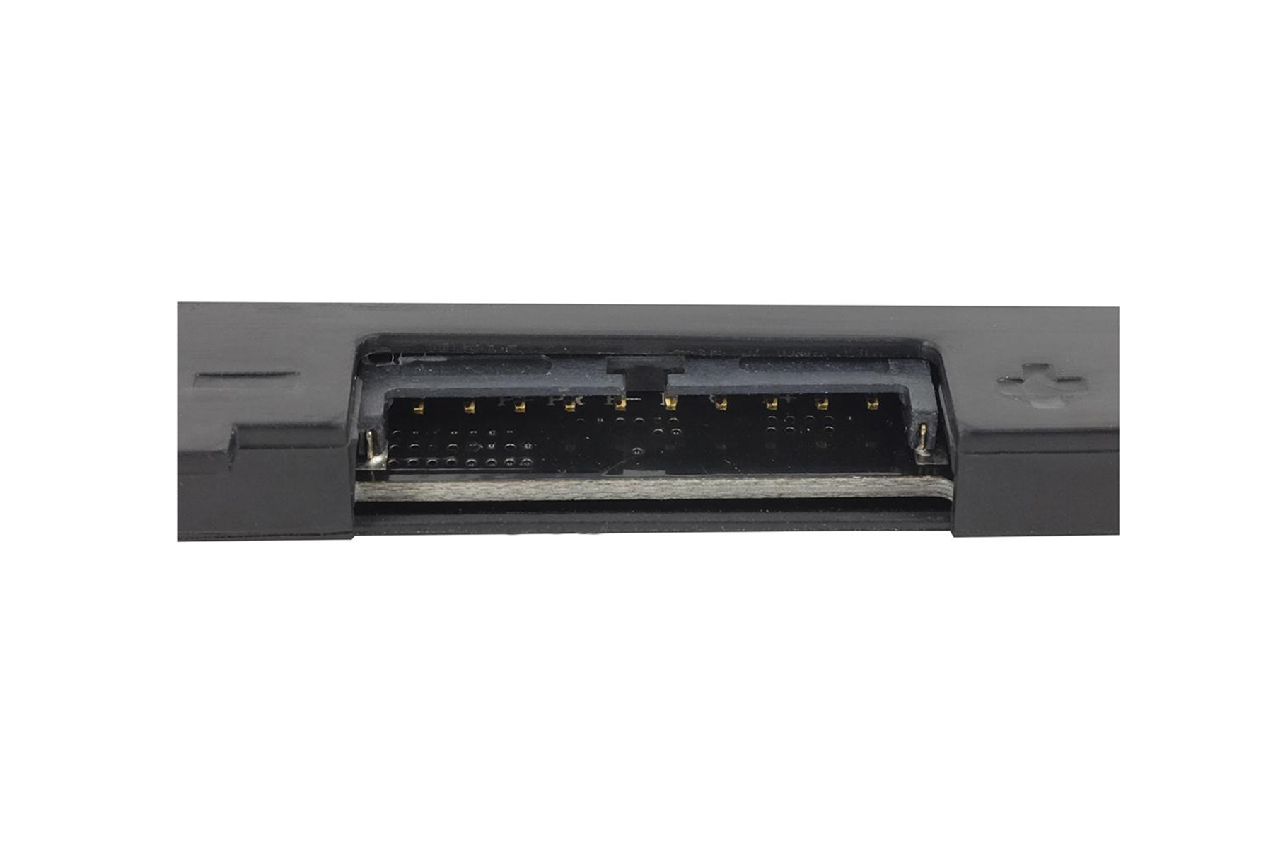 Primo piano di un connettore nero con pin dorati, probabilmente per un laptop o un dispositivo simile.
