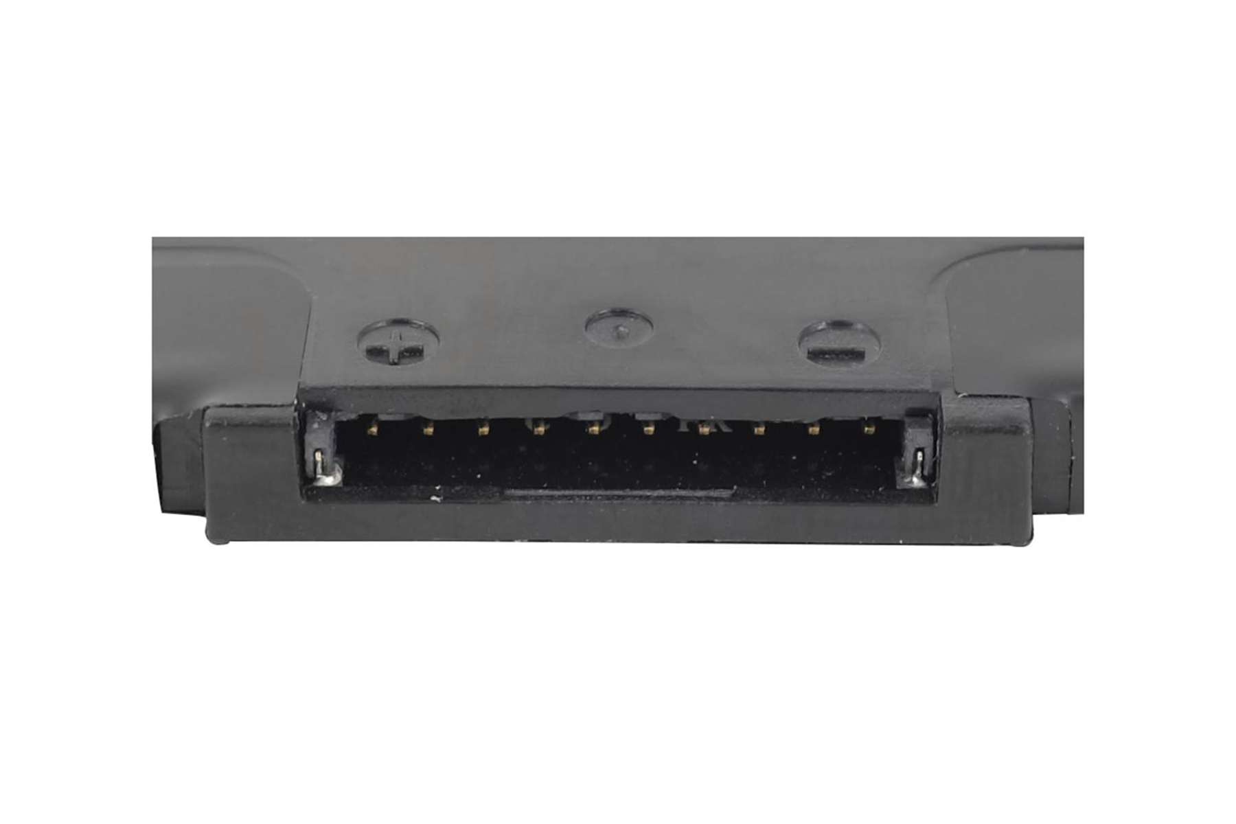 Schwarzer Stecker für einen Akku. Der Stecker hat goldene Pins. Der Stecker ist auf weißem Hintergrund.