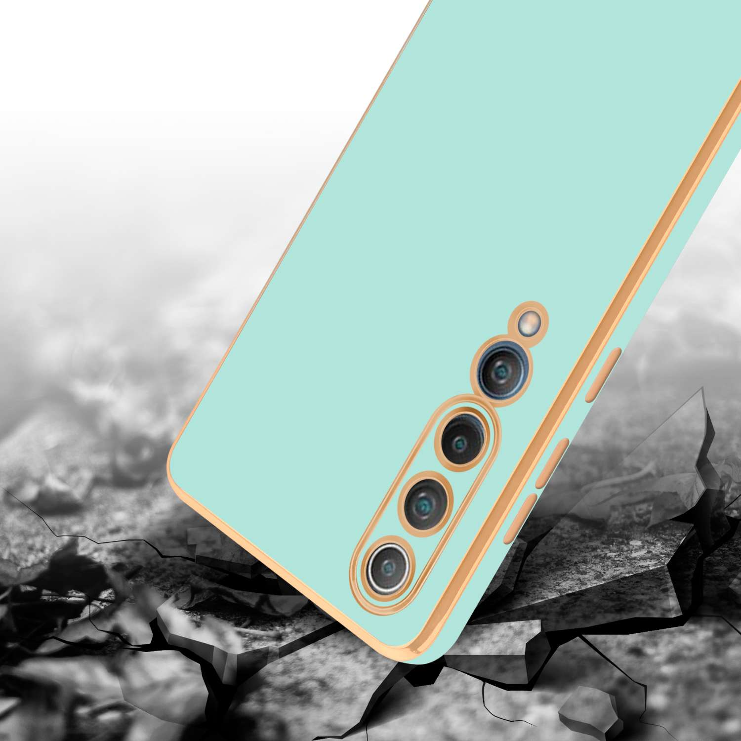 Una custodia per telefono azzurra con tre obiettivi per fotocamera. Si trova su una superficie screpolata, con un bordo dorato.