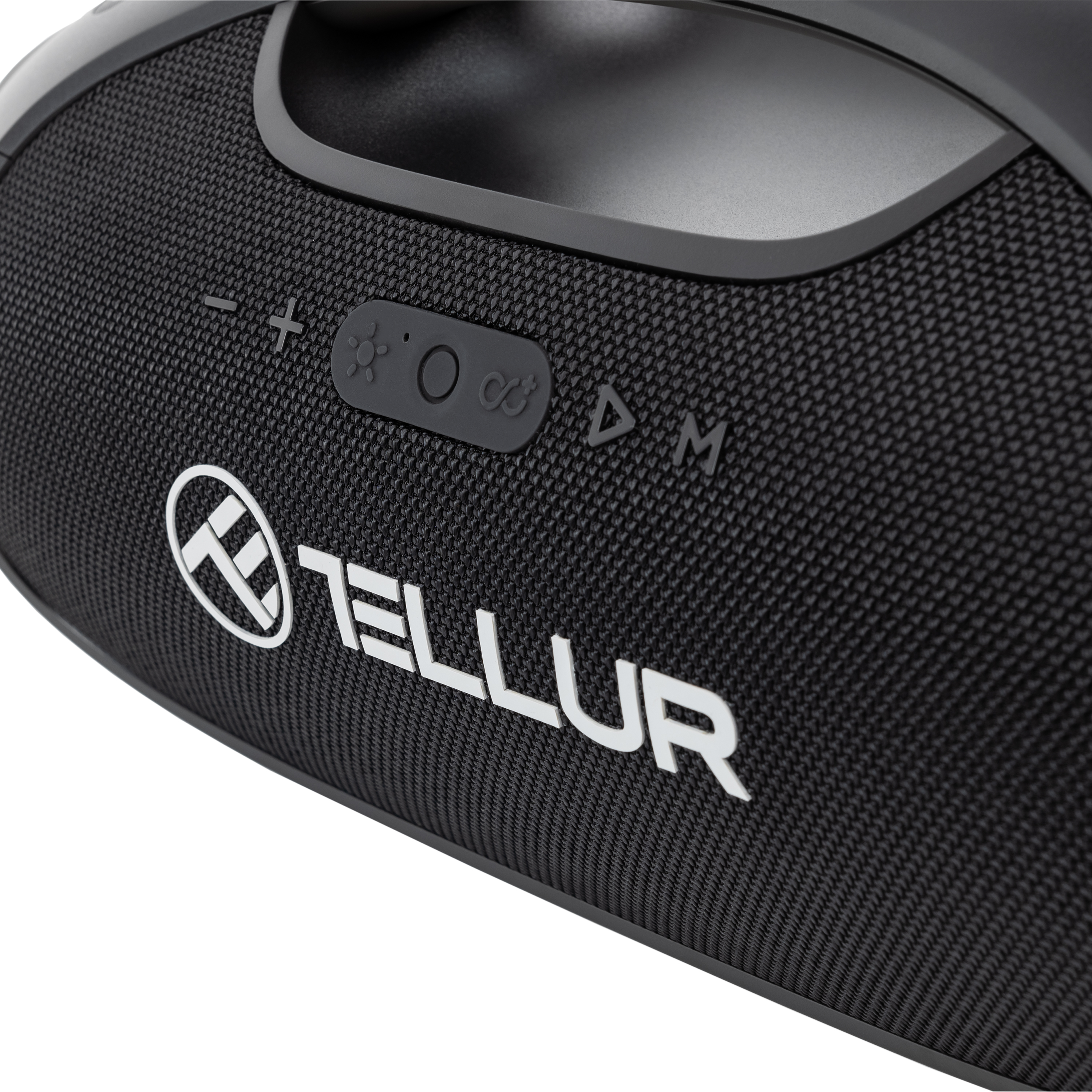 Zbliżenie czarnego głośnika z białym napisem 'TELLUR'. Posiada przyciski zasilania i regulacji głośności.