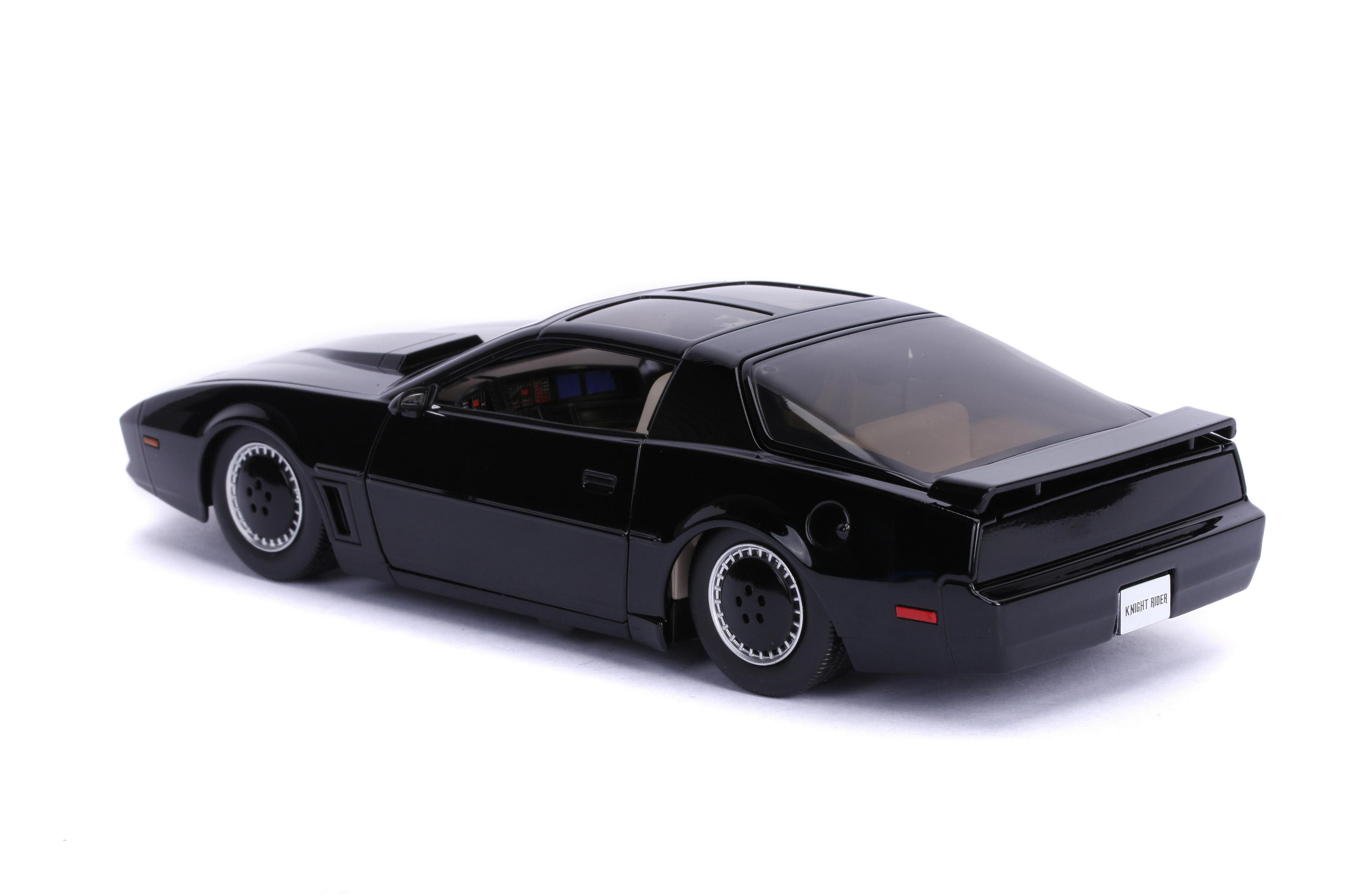 Ein schwarzes Spielzeugauto auf weißem Hintergrund.