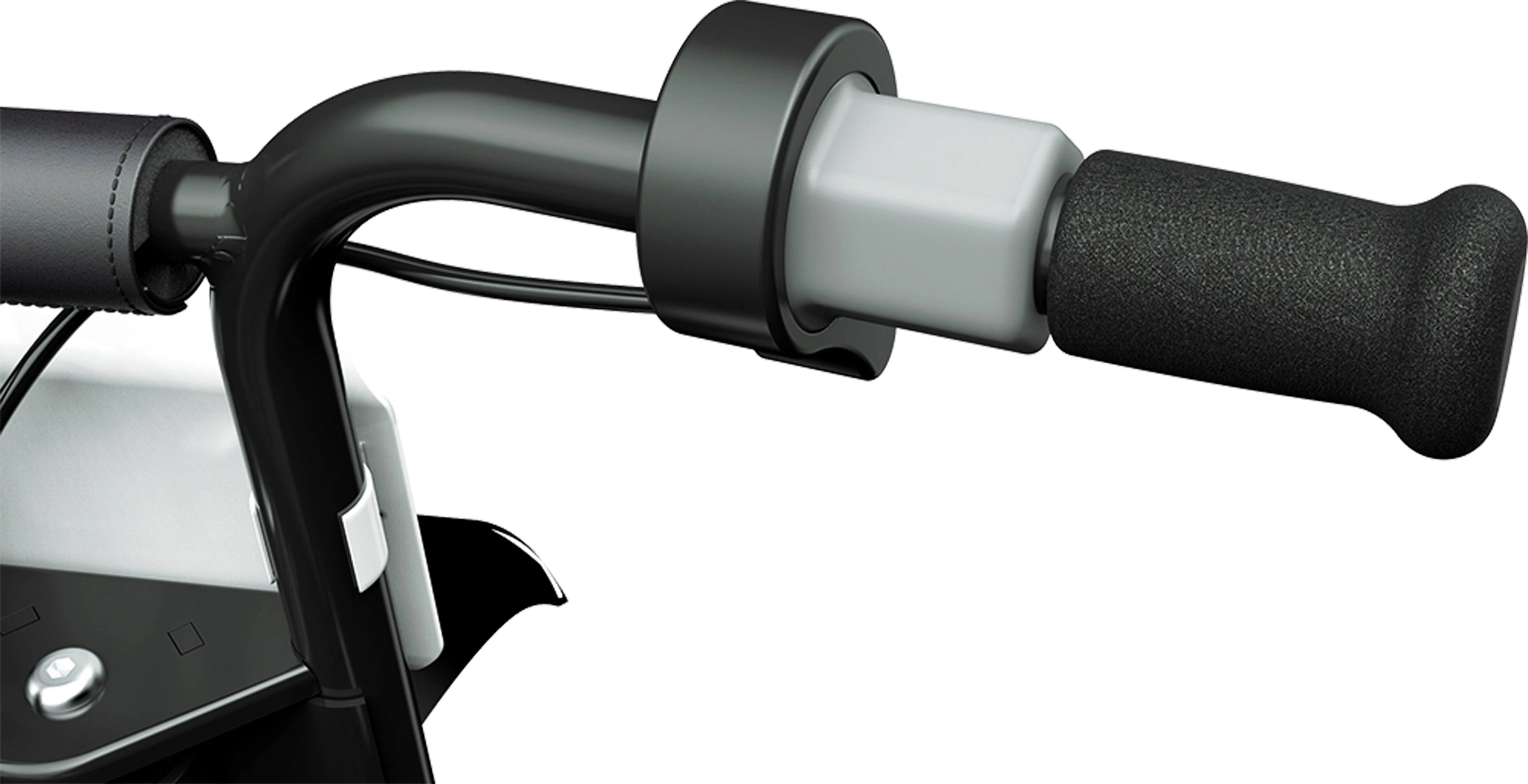 Der Lenker eines Rollers. Die Griffe sind schwarz und grau, und der Lenker selbst ist schwarz.