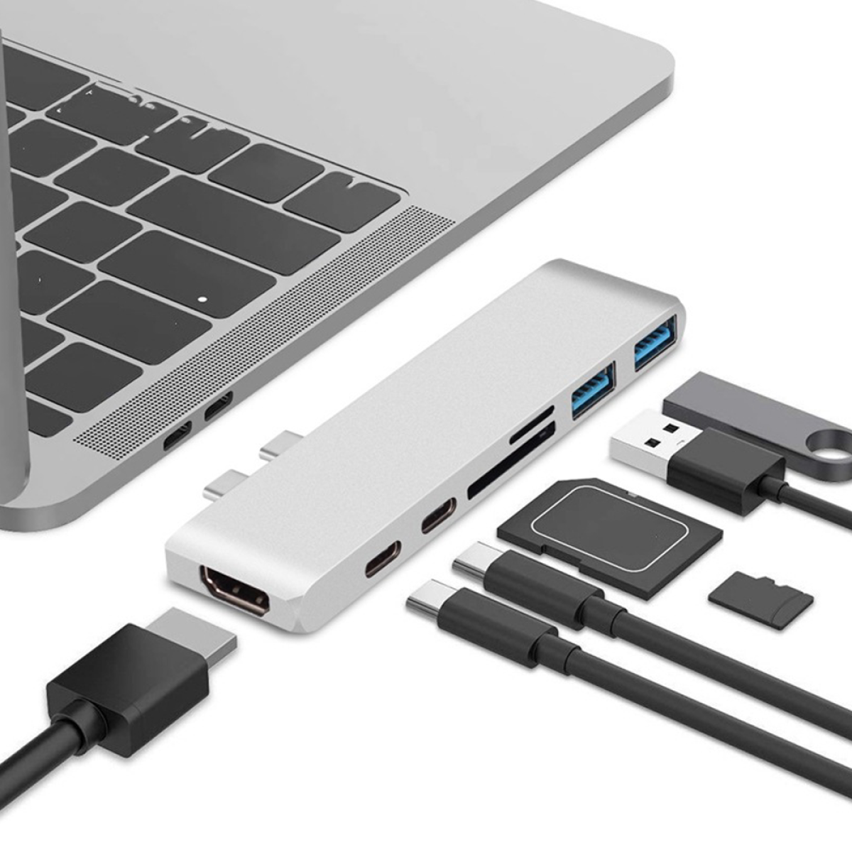 Silberner USB-C-Hub mit verschiedenen Anschlüssen. Kabel und Geräte wie USB-Laufwerke und SD-Karten.
