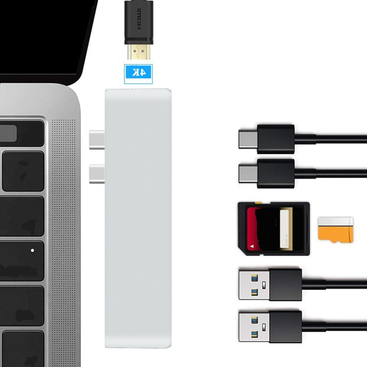 Ein Laptop und ein silberner Hub mit mehreren Anschlüssen. Kabel und eine SD-Karte sind mit dem Hub verbunden.