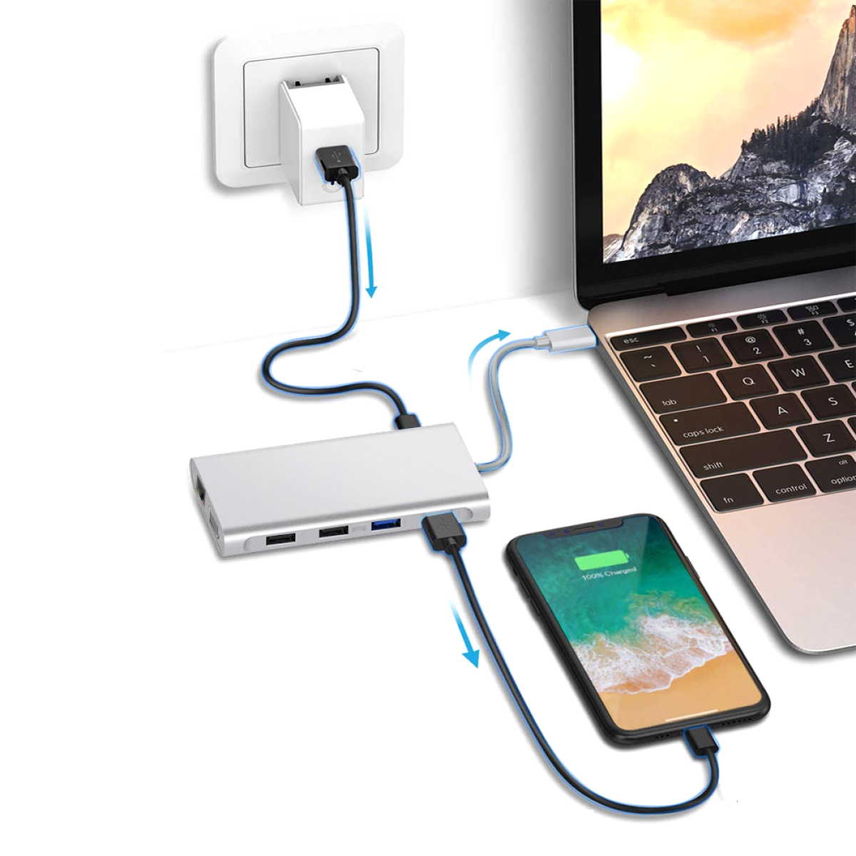 Laptop verbunden mit Hub, der mit Telefon & Ladegerät verbunden ist. Alles auf weißem Schreibtisch.