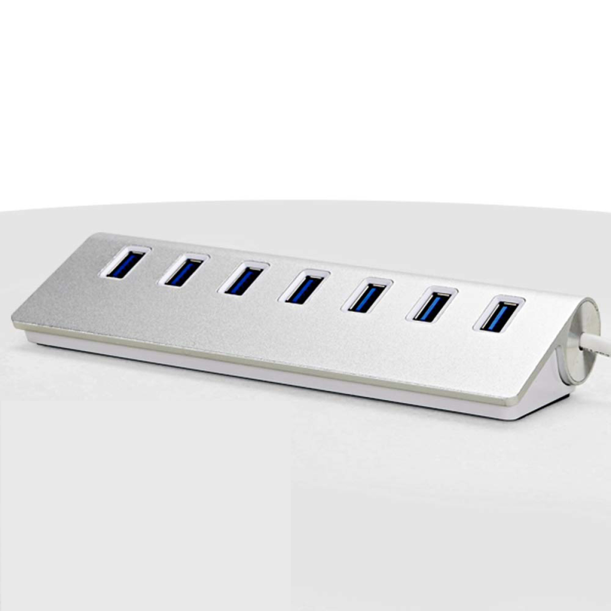 Ein silberner USB-Hub mit sieben blauen USB-Anschlüssen auf einer weißen Oberfläche.